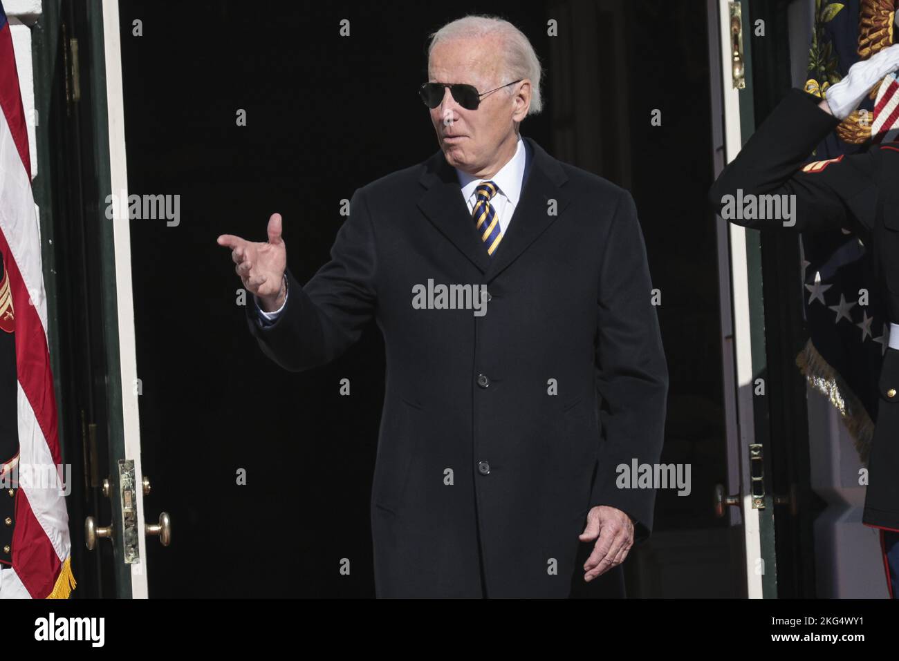 Washington, Stati Uniti. 21st Nov 2022. Il presidente Joe Biden arriva a perdonare i tacchini nazionali del Ringraziamento il lunedì 21 novembre 2022, sul prato sud della Casa Bianca a Washington, DC. I due tacchini provengono dal North Carolina e i loro nomi sono 'Chocolate' (nella foto) e 'chip'. Foto di Oliver Contreras/UPI Credit: UPI/Alamy Live News Foto Stock