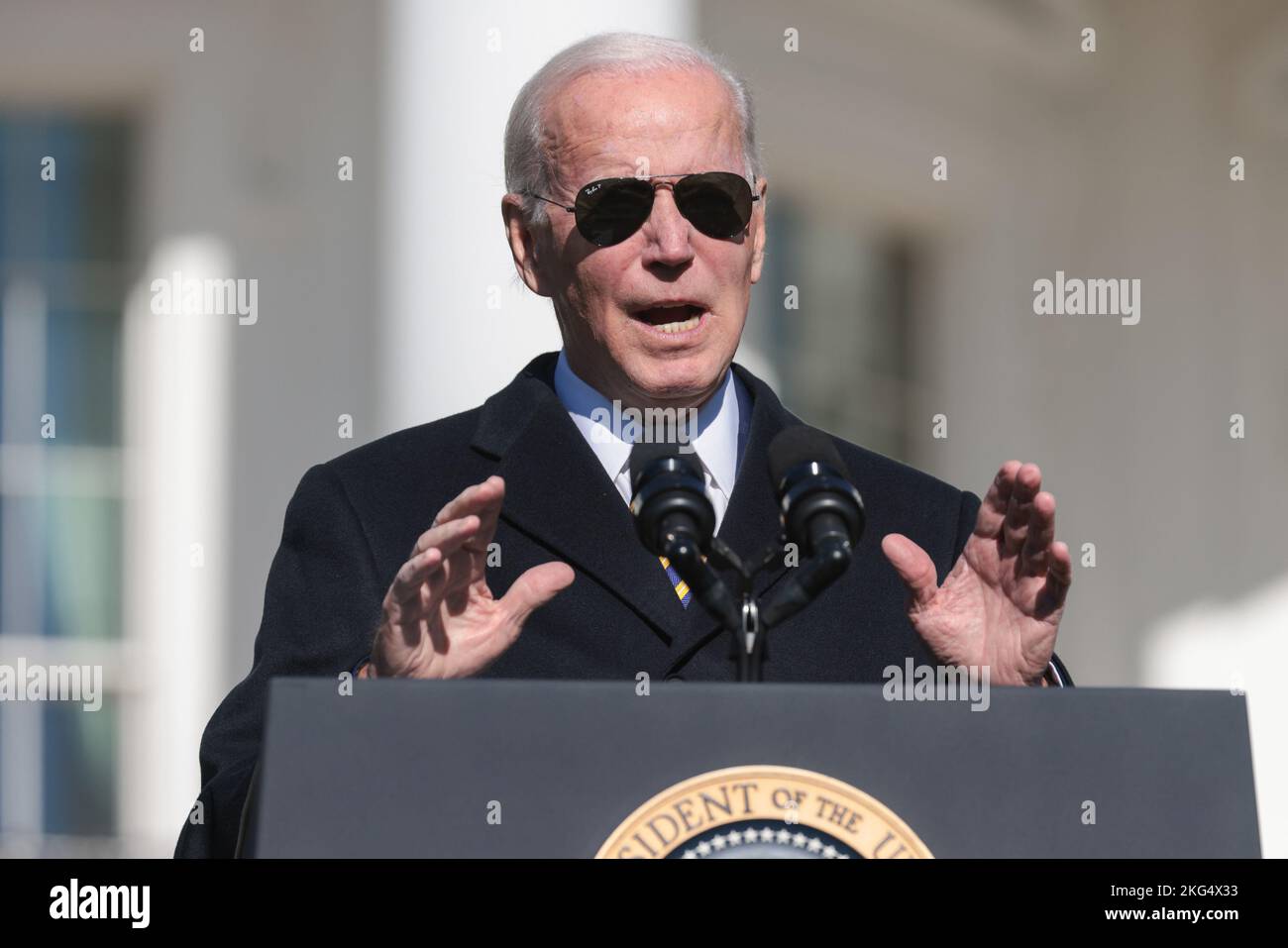 Washington, Stati Uniti. 21st Nov 2022. Il presidente Joe Biden parla ad un evento in cui si perdonerà il National Thanksgiving Turkeys Lunedi, 21 novembre 2022, sul prato Sud della Casa Bianca a Washington, DC. I due tacchini provengono dal North Carolina e i loro nomi sono 'Chocolate' (nella foto) e 'chip'. Foto di Oliver Contreras/UPI Credit: UPI/Alamy Live News Foto Stock