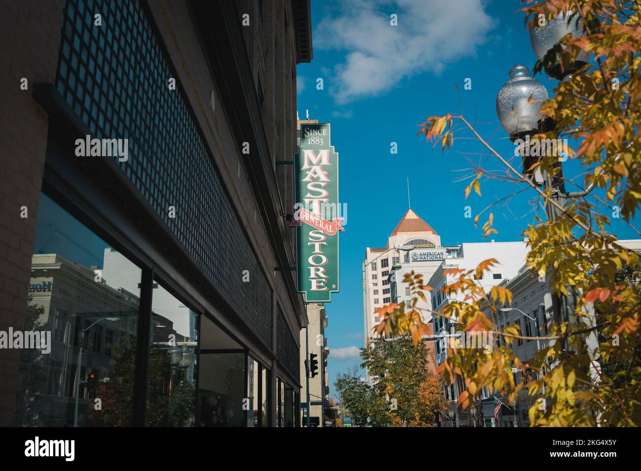Mast General Store vintage segno e colore autunnale, Roanoke, Virginia Foto Stock