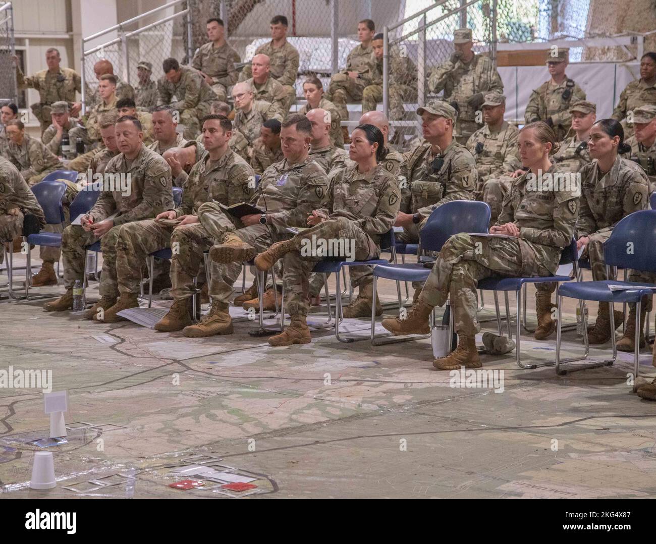 I soldati dell'esercito degli Stati Uniti con 2nd squadre di combattimento della Brigata di Fanteria, 25th divisione di Fanteria, ricevono un breve periodo di supporto durante le prove di brigata al Wheeler Army Airfield, Hawaii, il 29 ottobre 2022. La formazione Joint Pacific Multinational Readiness Center (JPMRC) contribuisce fortemente alla nostra disponibilità nella regione più consequenziale del mondo nei momenti più consequenziali della storia durante la rotazione 23-01. JPMRC rafforza le relazioni di difesa, promuove l'interoperabilità multinazionale, aumenta la prontezza e rafforza la rete regionale unificata di energia terrestre della forza congiunta. (STATI UNITI Foto dell'esercito b Foto Stock