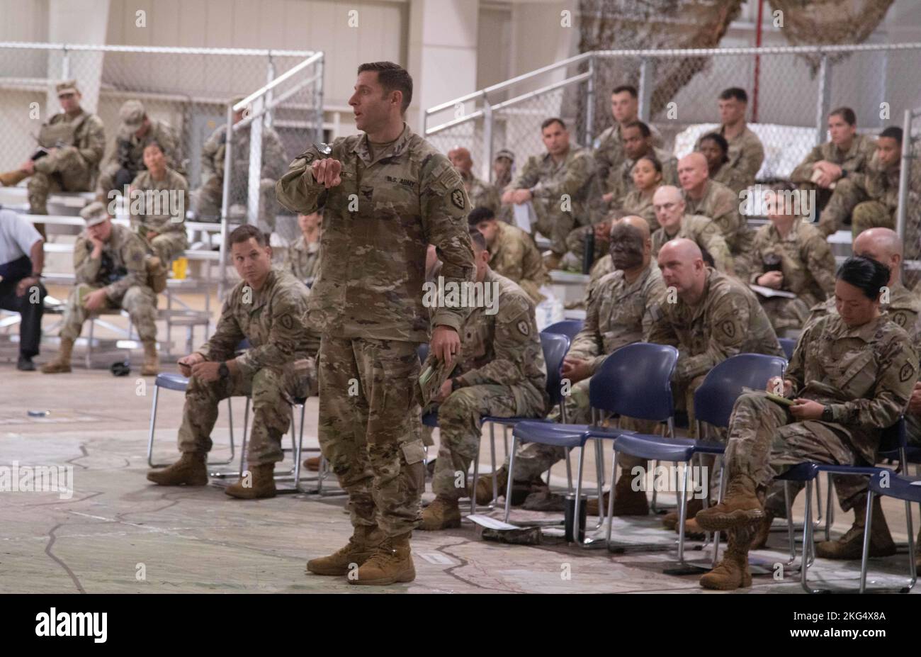 I soldati dell'esercito degli Stati Uniti con 2nd squadre di combattimento della Brigata di Fanteria, 25th divisione di Fanteria, ricevono un breve periodo di supporto durante le prove di brigata al Wheeler Army Airfield, Hawaii, il 29 ottobre 2022. La formazione Joint Pacific Multinational Readiness Center (JPMRC) contribuisce fortemente alla nostra disponibilità nella regione più consequenziale del mondo nei momenti più consequenziali della storia durante la rotazione 23-01. JPMRC rafforza le relazioni di difesa, promuove l'interoperabilità multinazionale, aumenta la prontezza e rafforza la rete regionale unificata di energia terrestre della forza congiunta. (STATI UNITI Foto dell'esercito b Foto Stock
