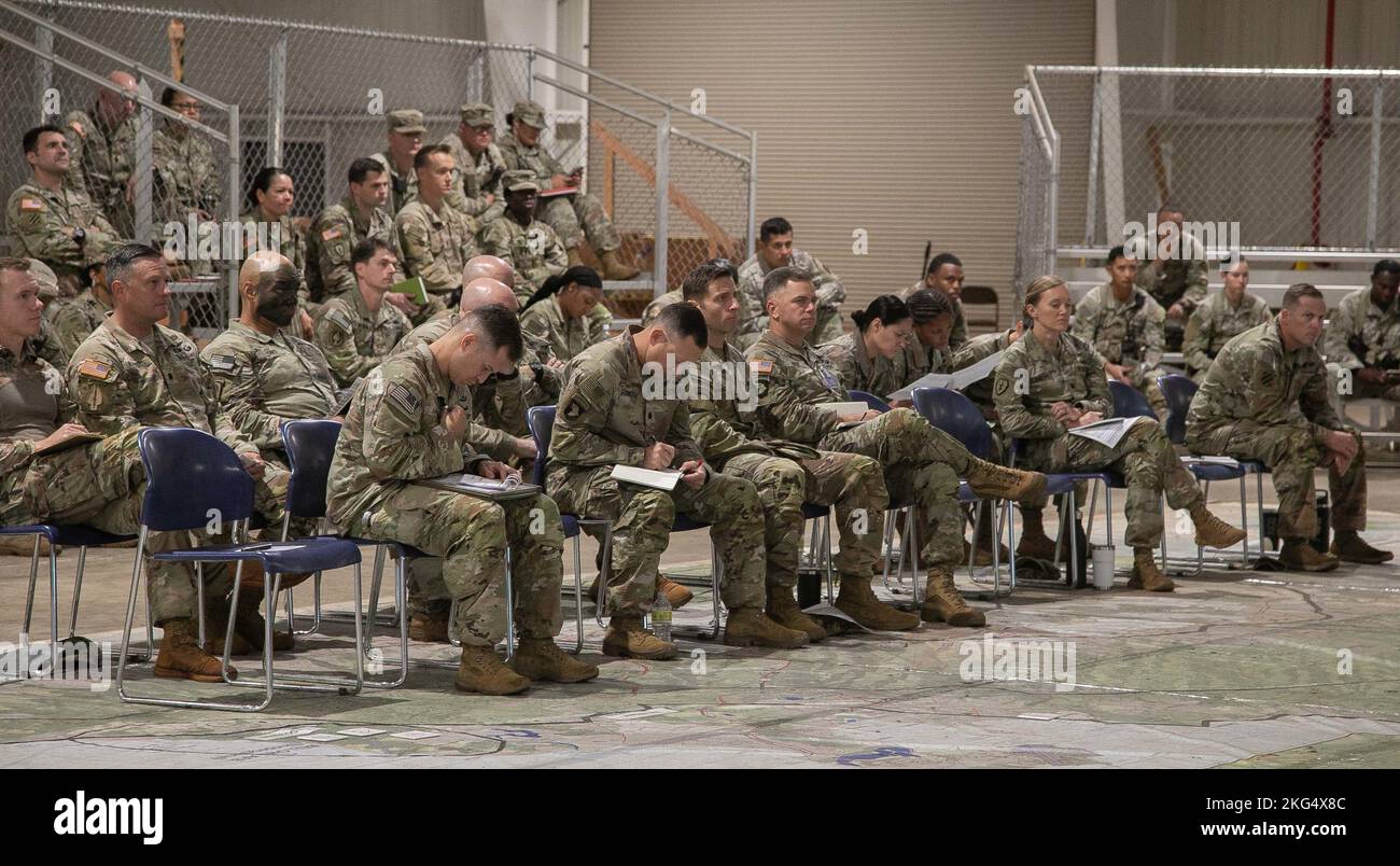 I soldati dell'esercito degli Stati Uniti con 2nd squadre di combattimento della Brigata della Fanteria, 25th divisione della Fanteria, ricevono un breve periodo di supporto durante le prove della brigata su Wheeler Army Airfield, HI, 29 ottobre 2022. La formazione Joint Pacific Multinational Readiness Center (JPMRC) contribuisce fortemente alla nostra disponibilità nella regione più consequenziale del mondo nei momenti più consequenziali della storia durante la rotazione 23-01. JPMRC rafforza le relazioni di difesa, promuove l'interoperabilità multinazionale, aumenta la prontezza e rafforza la rete regionale unificata di energia terrestre della forza congiunta. (STATI UNITI Foto dell'esercito di SPC. Foto Stock