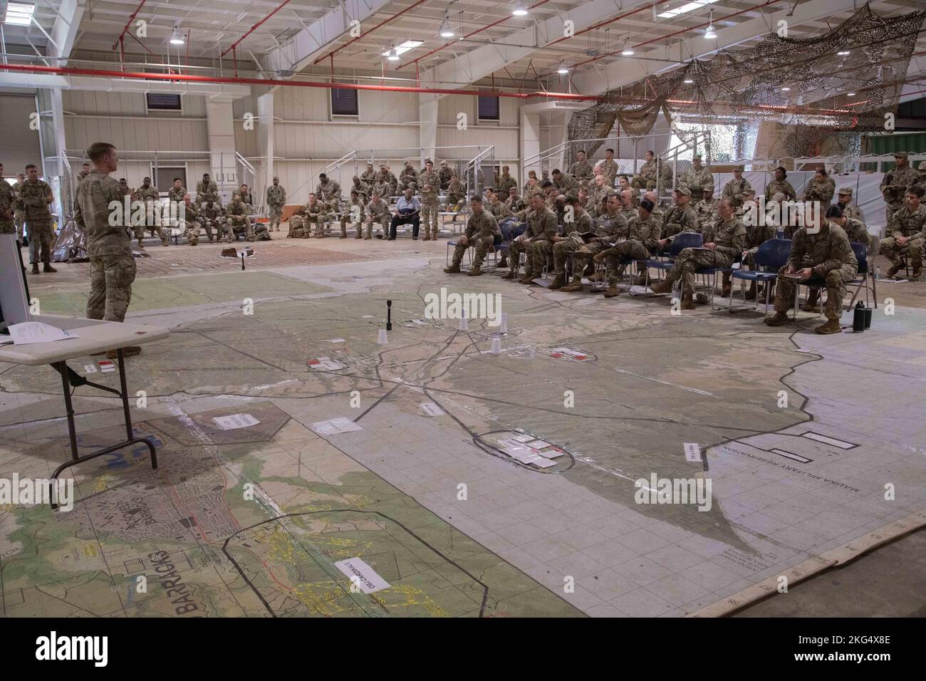 I soldati dell'esercito degli Stati Uniti con 2nd squadre di combattimento della Brigata della Fanteria, 25th divisione della Fanteria, ricevono un breve periodo di supporto durante le prove della brigata su Wheeler Army Airfield, HI, 29 ottobre 2022. La formazione Joint Pacific Multinational Readiness Center (JPMRC) contribuisce fortemente alla nostra disponibilità nella regione più consequenziale del mondo nei momenti più consequenziali della storia durante la rotazione 23-01. JPMRC rafforza le relazioni di difesa, promuove l'interoperabilità multinazionale, aumenta la prontezza e rafforza la rete regionale unificata di energia terrestre della forza congiunta. (STATI UNITI Foto dell'esercito di SPC. Foto Stock