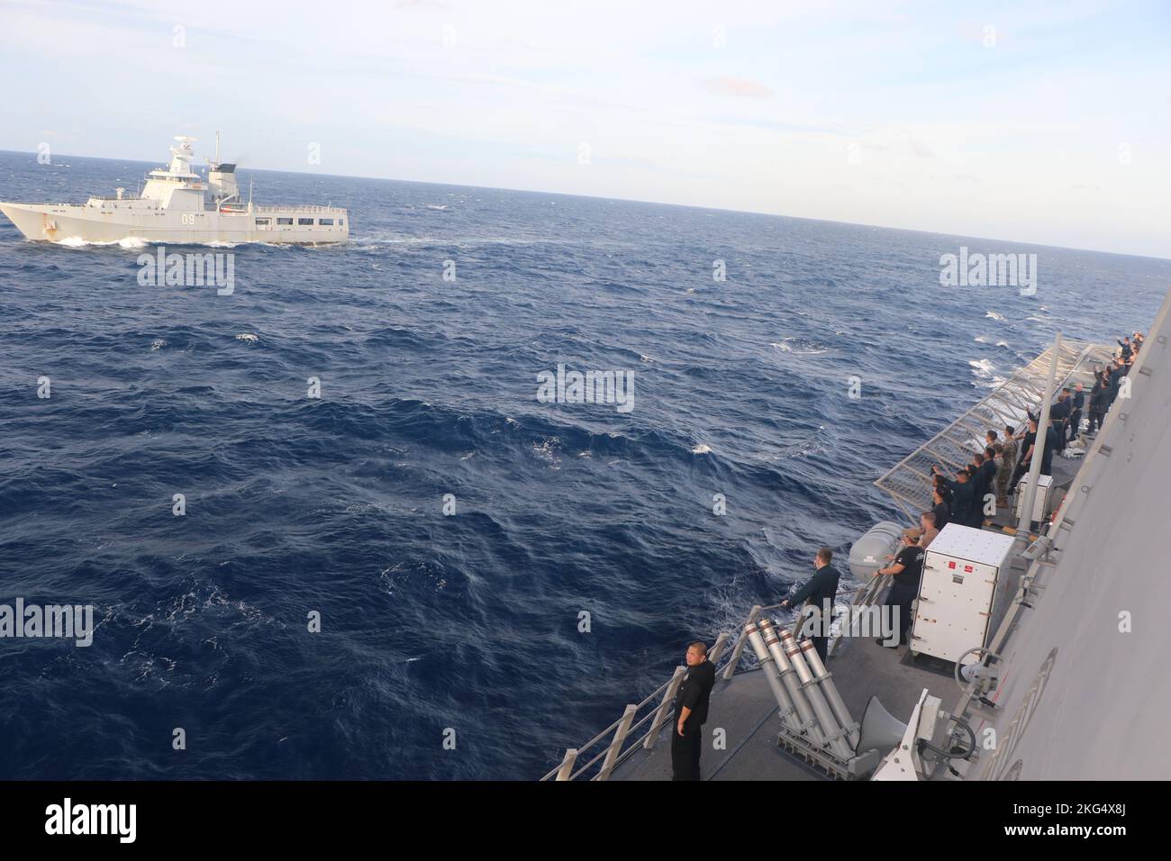 221029-O-NR876-861 SOUTH CHINA SEA (OTT 29, 2022) i marinai assegnati alla nave litoranea da combattimento Independence-variant USS Charleston (LCS 18) salutano la nave di pattuglia offshore di classe Darussalam della Royal Brunei Navy KDB Daruttaqwa (09) al termine dell'esercitazione Cooperation afloat Readiness and Training (KARAT) Brunei 2022 nel Mar Cinese Meridionale, ottobre 29. KARAT Brunei 2022 sottolinea il 28th° anniversario di KARAT tra alleati e partner come un modo per dimostrare l'impegno a lungo termine per rafforzare le relazioni in tutto il Sud e Sud-Est asiatico e per evidenziare l'impegno della Marina statunitense per KE Foto Stock