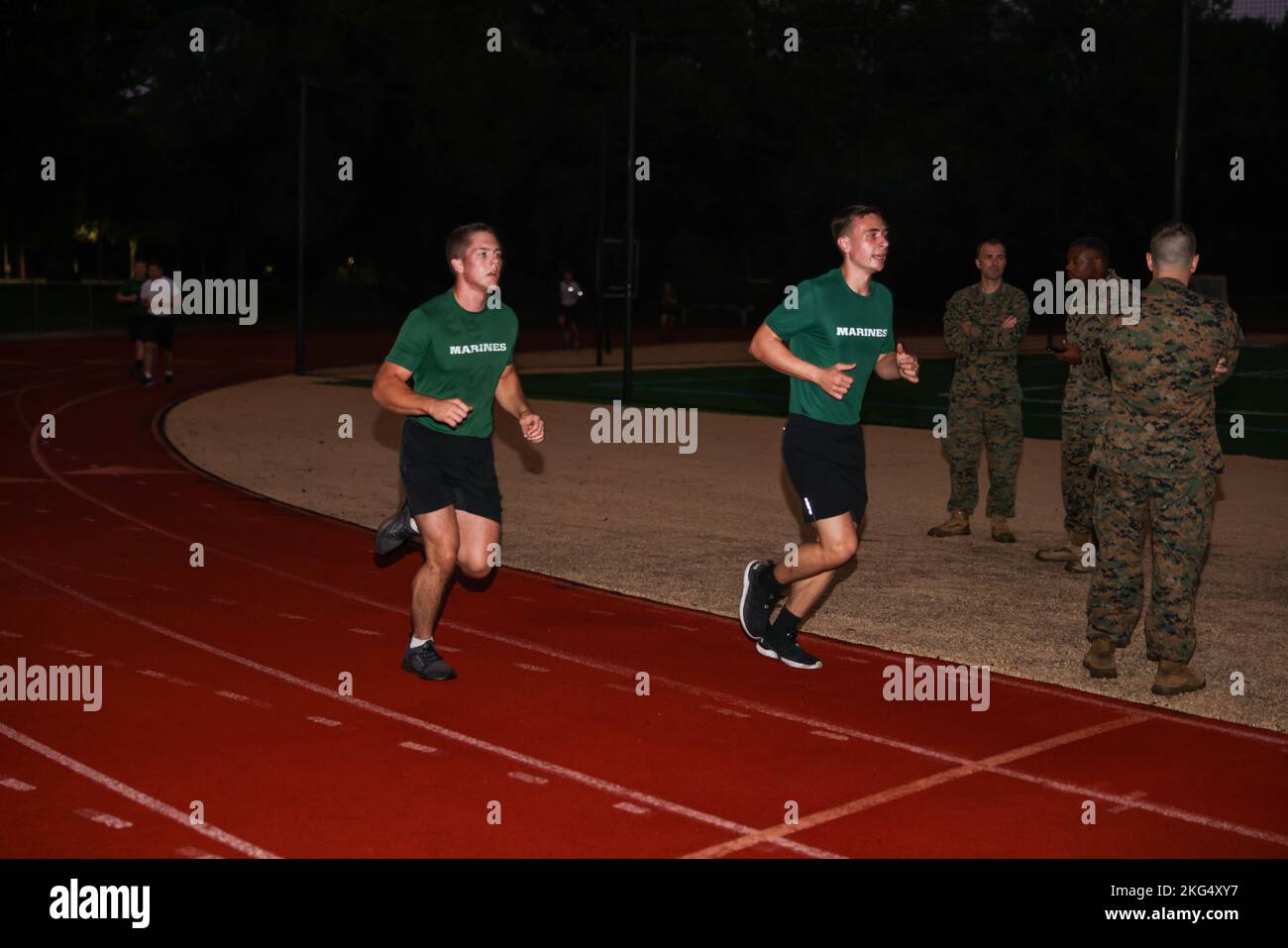 I candidati e i candidati al programma NROTC della Jacksonville University conducono 12 giri intorno alla pista del Rock Lacrosse Center come parte della parte di corsa di tre miglia del test di idoneità fisica di una funzione Marine Officer Program tenutasi alla Jacksonville University, Florida, il 29 ottobre 2022. Questa funzione ha lo scopo di preparare i futuri candidati alla Marine Corps Officer Candidate School, fornendo conoscenze, un ambiente di formazione intenso e sfidandoli con il test di idoneità fisica del corpo Marino e il corso di ostacolo. Foto Stock