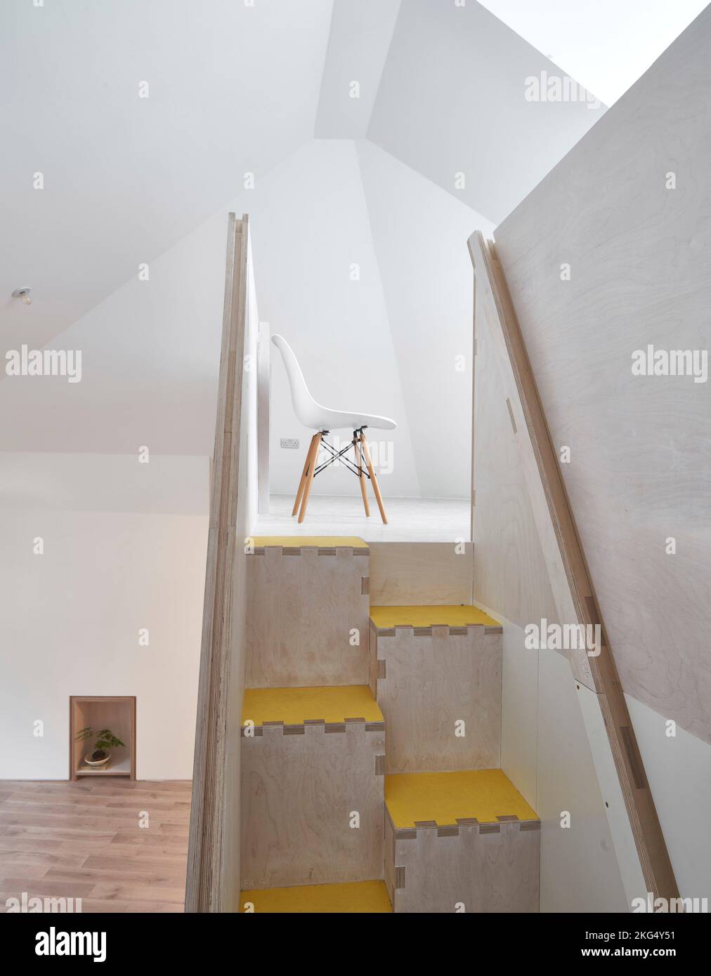 Stairacase. LA REGINA DI CATFORD, Londra, Regno Unito. Architetto: Tsuruta Architects, 2021. Foto Stock
