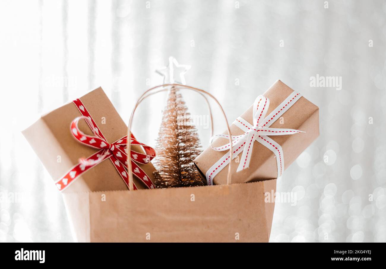 Composizione di Natale. Borsa semplice piena di scatole regalo di natale  avvolto in carta artigianale. Vendita di vacanza concetto. Simulate,  copiate lo spazio per il vostro testo Foto stock - Alamy