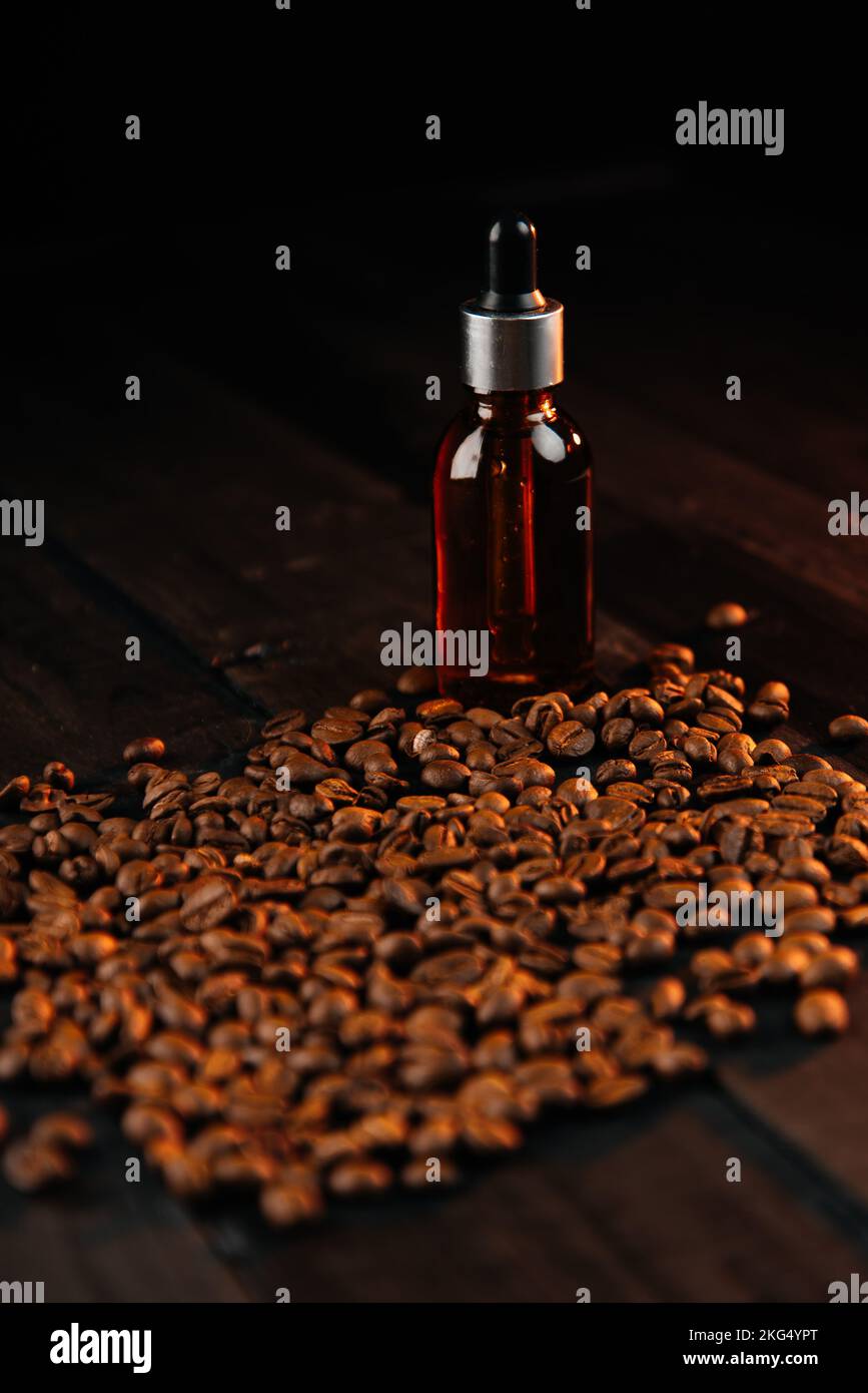 Caffè all'olio essenziale per gli uomini. Bottiglia marrone con caffè Foto Stock
