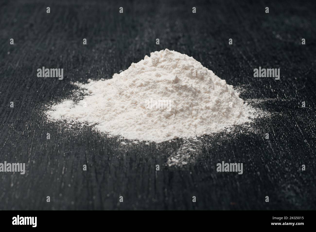 Farina su fondo di legno nero. Cottura a casa Foto Stock
