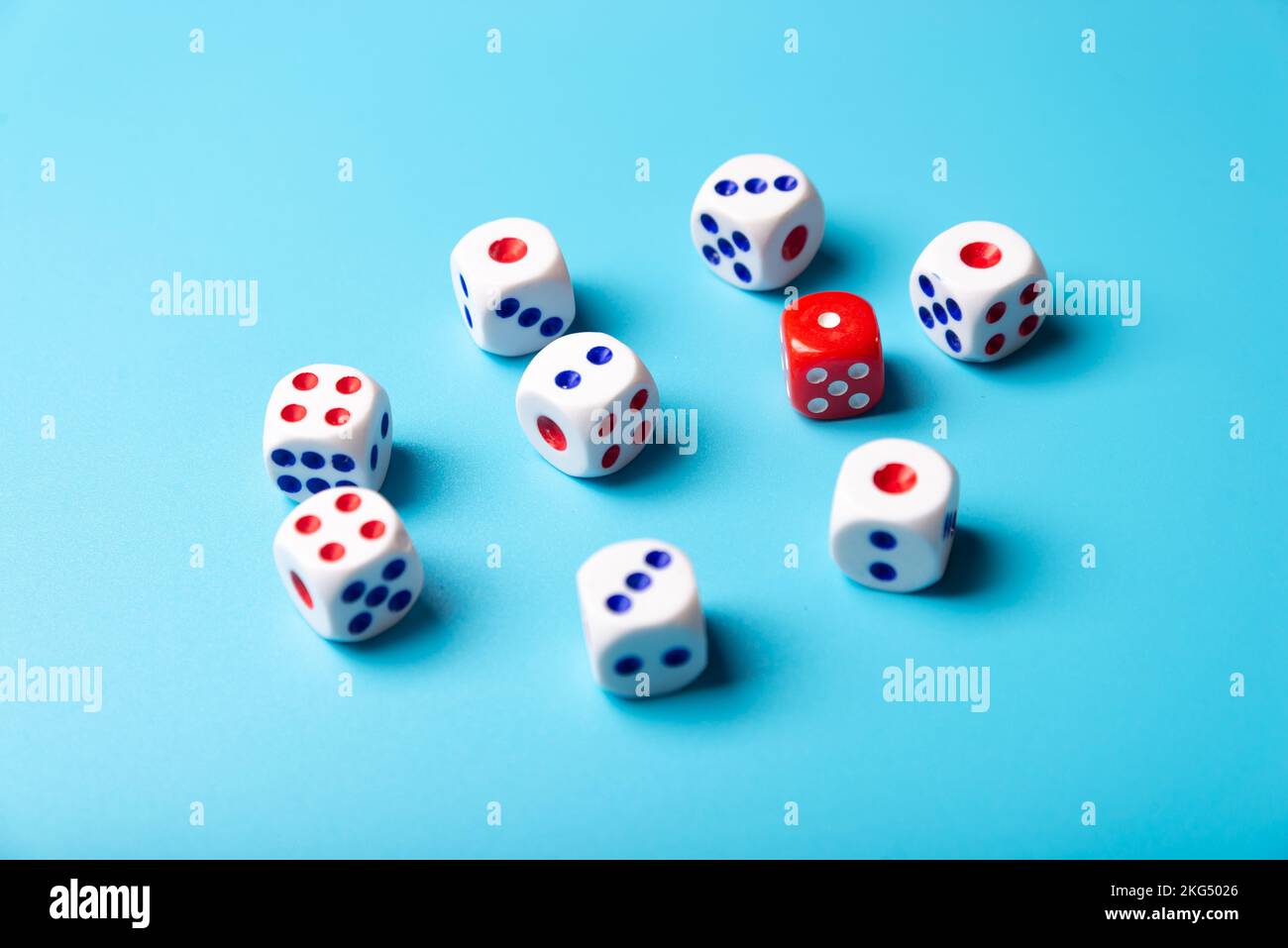 Dadi di gioco con spazio copia su sfondo blu. Concetto per giochi, giochi da tavolo, presentazioni, banner o Web. Vista dall'alto. Primo piano. Foto Stock