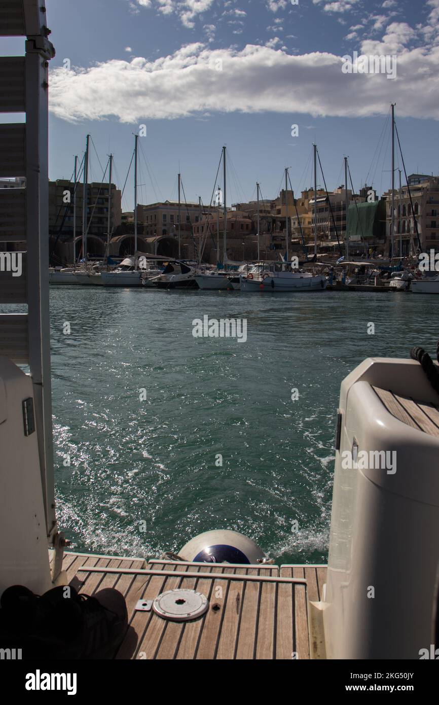 Heraklion, Isola di Creta, Grecia. Novembre 11, 2019. Vista sul vecchio porto veneziano di Heraklion, con la città, il porto turistico e le barche a vela. Foto Stock