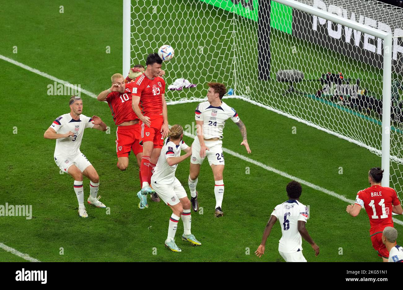 Il Kieffer Moore del Galles si avvicina durante la partita di Coppa del mondo FIFA di Gruppo B allo stadio Ahmad Bin Ali, al-Rayyan, Qatar. Data immagine: Lunedì 21 novembre 2022. Foto Stock