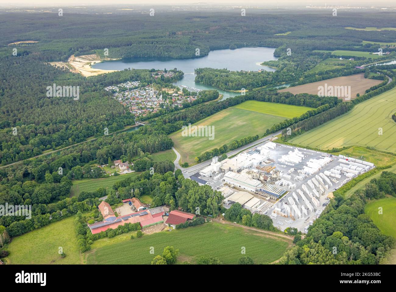 Veduta aerea, fabbrica di mattoni di arenaria calcarea Cirkel GmbH, fattoria Natrop, sullo sfondo del foro di dragaggio Flaesheim e parco divertimenti Flaesheim campeggio, Flaesheim, Foto Stock