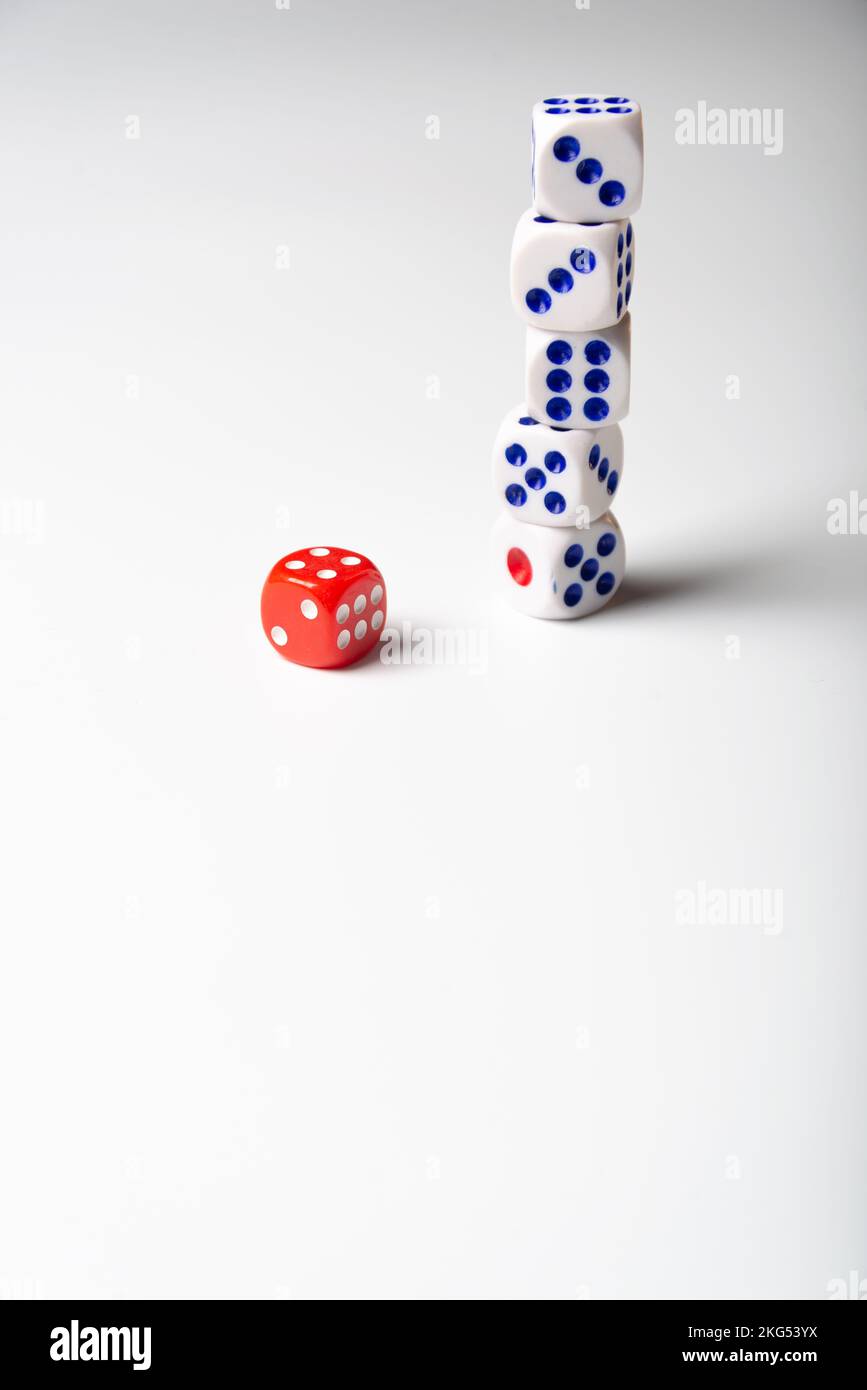 Ossa bianche sullo sfondo. Dispositivi di gioco. Copia spazio per il testo. Il concetto di un gioco di probabilità Foto Stock