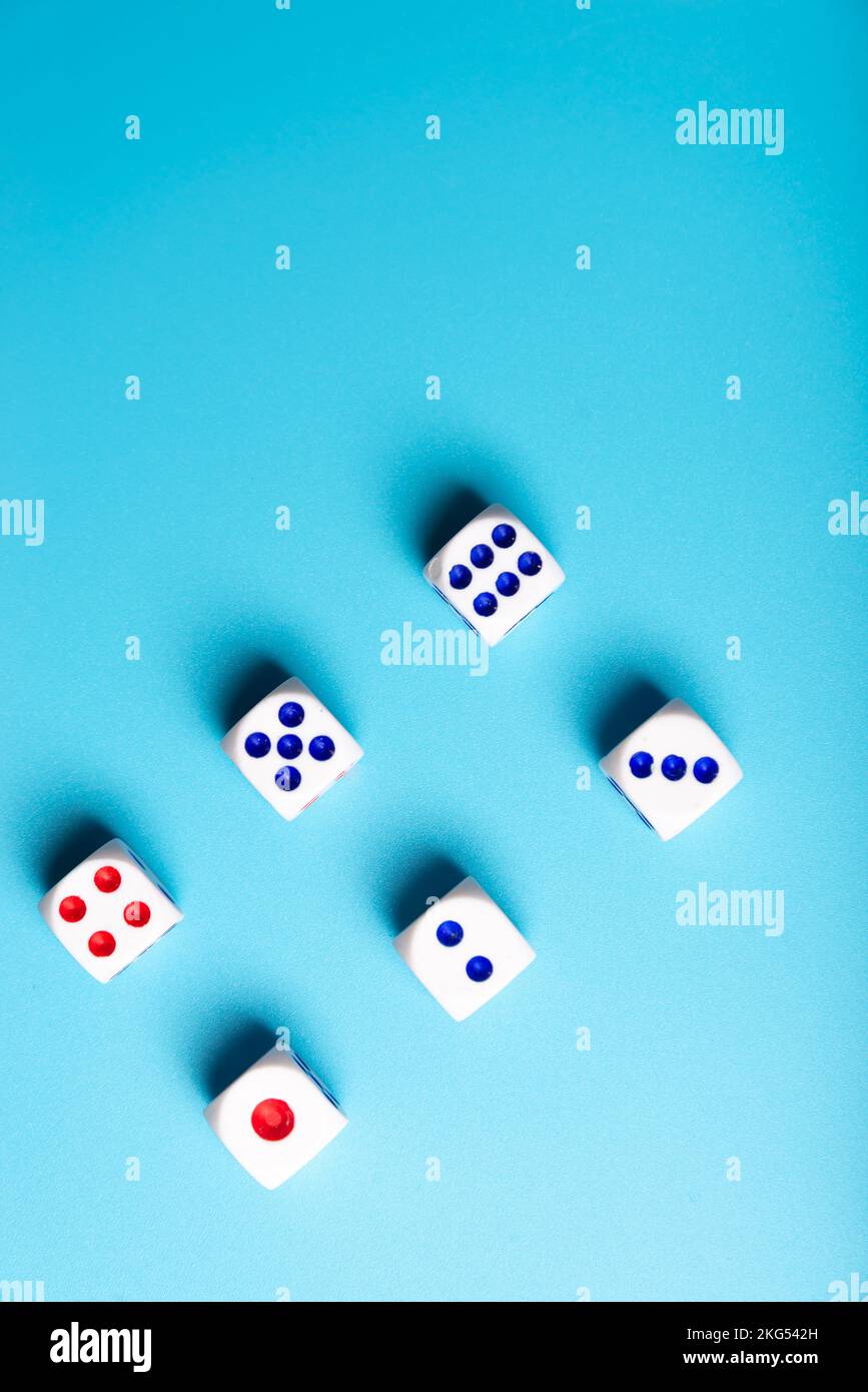 Ossa bianche sullo sfondo. Dispositivi di gioco. Copia spazio per il testo. Il concetto di un gioco di probabilità Foto Stock