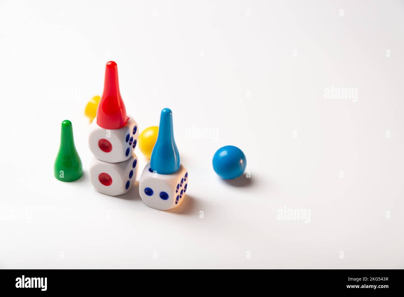 Gioco da tavolo. Cubi di fortuna e chip da tavolo. Foto Stock