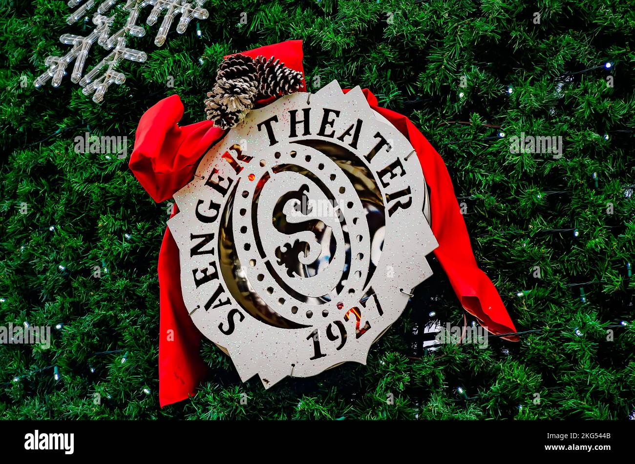 Un ornamento che mette in risalto il teatro di Saenger appende sull'albero di Natale della città al parco di Mardi Gras, 20 novembre 2022, a Mobile, Alabama. Foto Stock