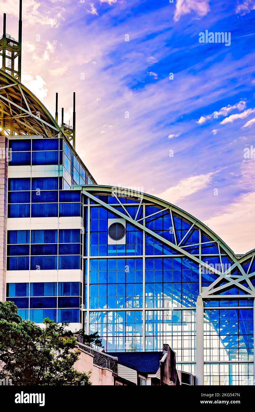 Il sole tramonta su Government Plaza, chiamato anche City-County Administration Building, 20 novembre 2022, a Mobile, Alabama. Foto Stock