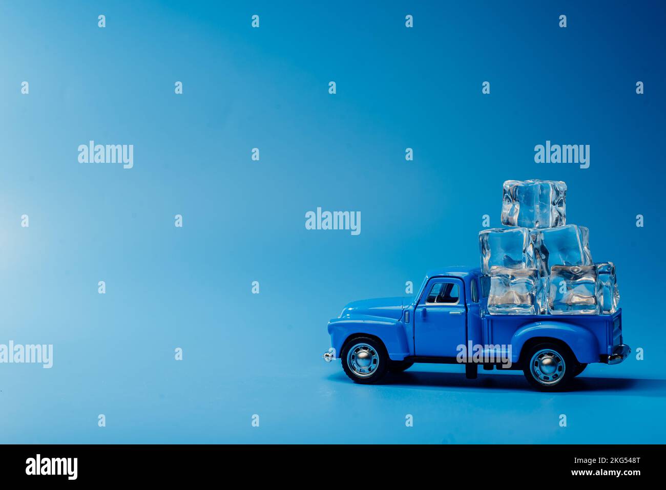 Giocattolo blu auto con ghiaccio. Minimalismo Ice Machine. Foto Stock