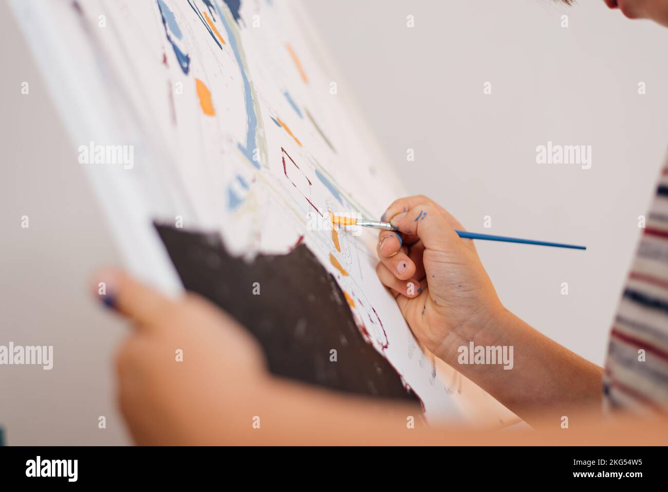 le mani dei bambini disegnano un'immagine Foto Stock