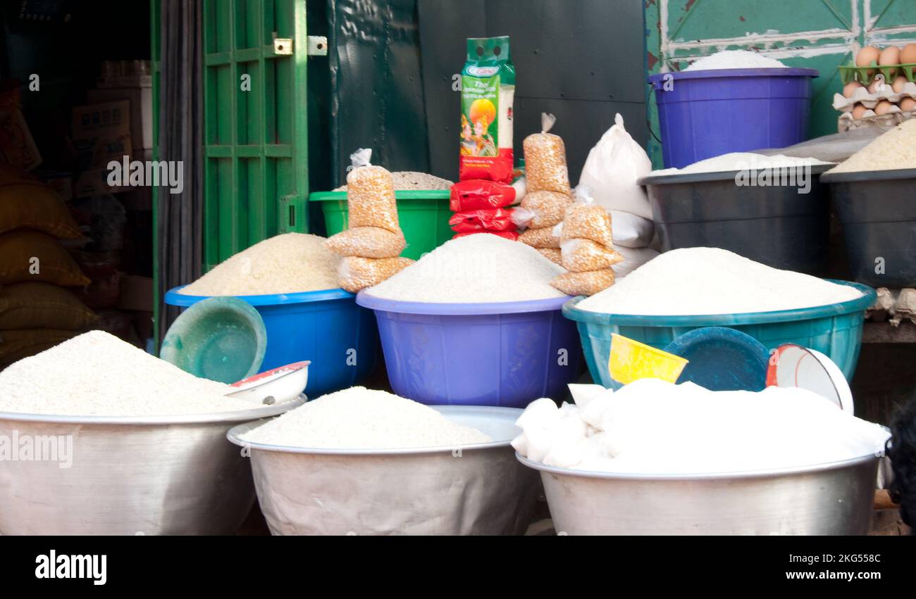 Stalla di grano (farina e legumi), mercato stradale, Azove, Couffo, Benin più uova Foto Stock