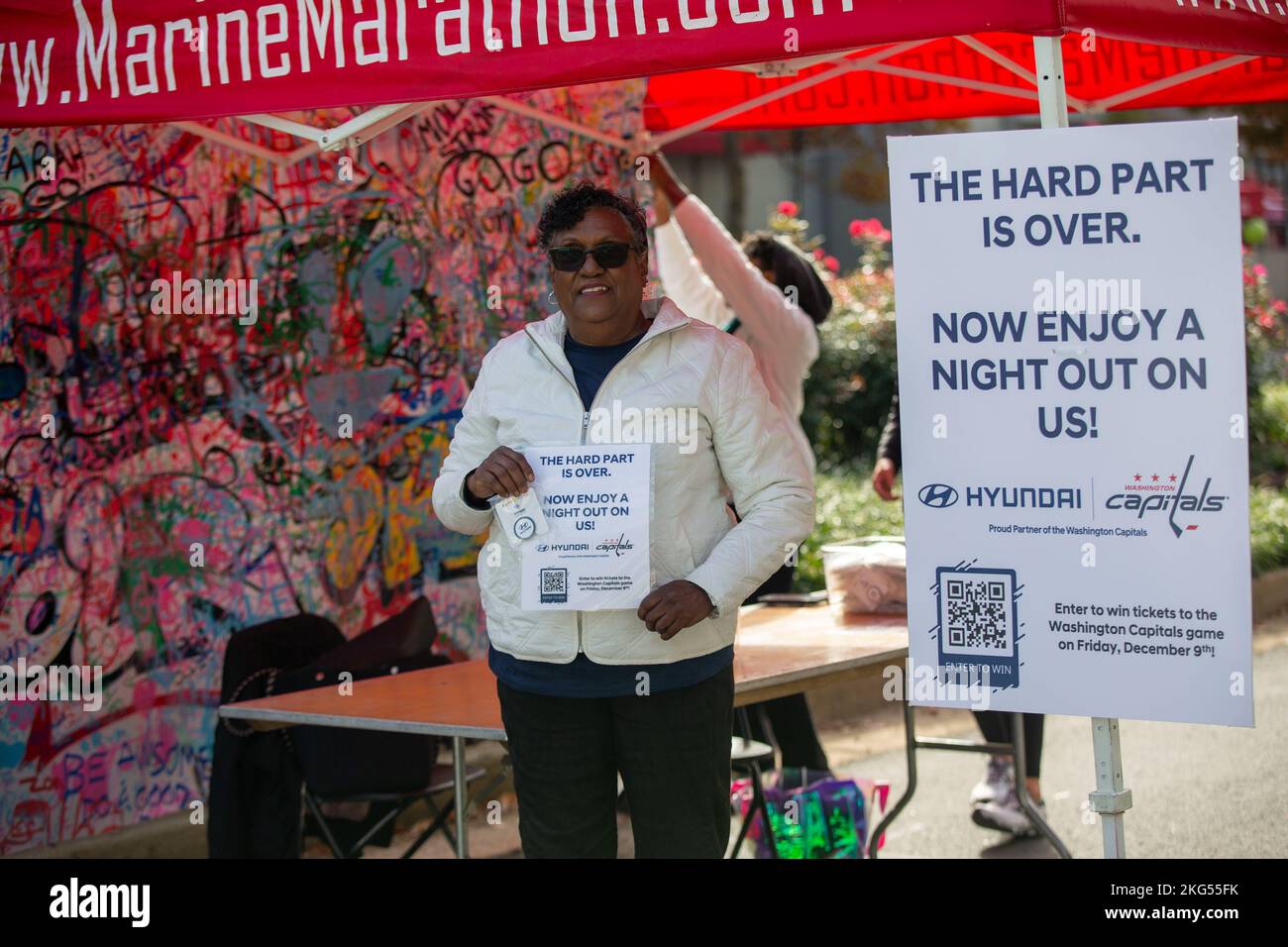 Sponsor, enti di beneficenza e fornitori offrono agli automobilistici finalisti e ai familiari intrattenimento e premi durante il Marine Corps Marathon Finish Festival 47th di Arlington, Virginia, il 30 ottobre 2022. Organizzato dagli uomini e dalle donne del corpo Marino degli Stati Uniti, il MCM 47th è il primo evento dal vivo dal 2019. La gara di 26,2 miglia ha attirato circa 20.000 partecipanti, più di 2.200 Marines e marinai, e 1.500 volontari civili. Foto Stock