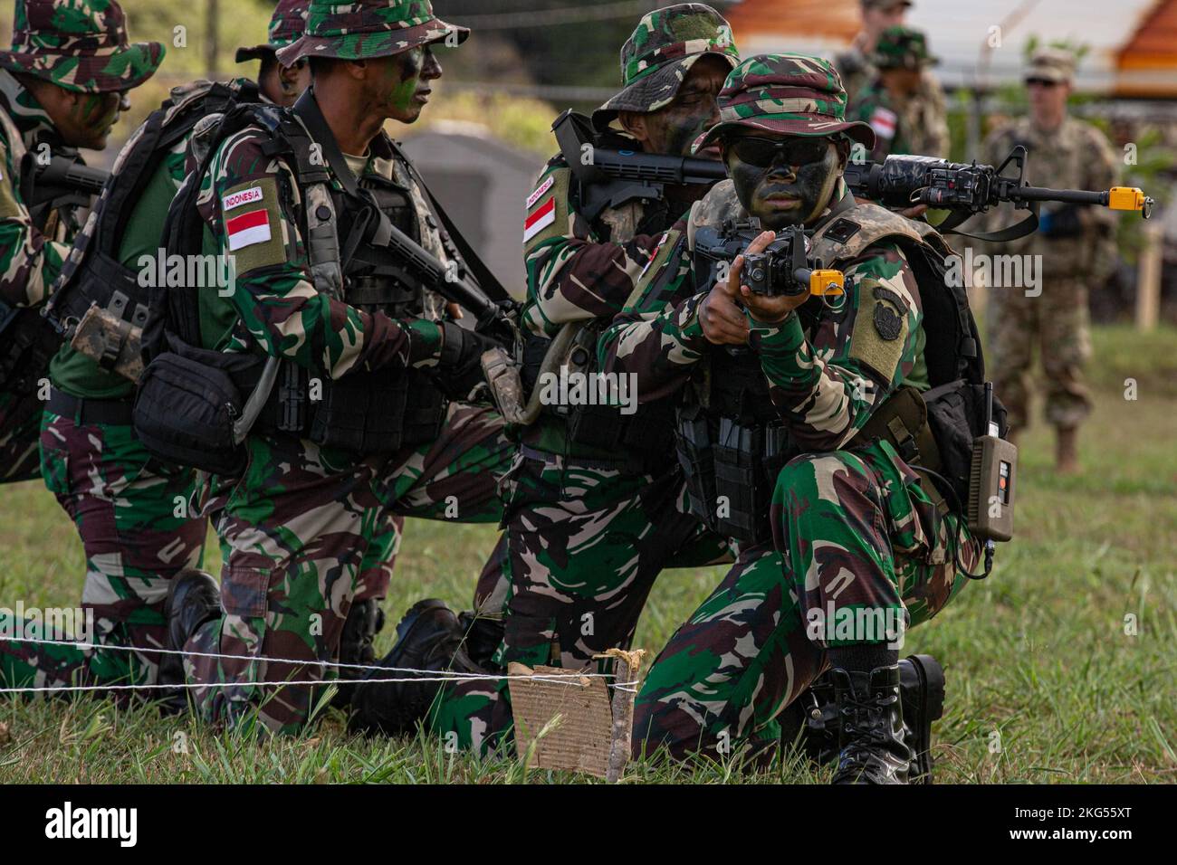 Squadra di manovra Società soldati assegnati all'esercito indonesiano Tentara Nazionale Indonesia Angkatan Darat (TNI-ad) 127th Batallion, pratica di tirare la sicurezza durante un esercizio presso Joint Pacific multinazionale Readiness Center Rotation (JPMRC) 23-01 presso Schofield Barracks, Hawaii, 30 ottobre 2022. Le truppe dell'esercito indonesiano TNI-ad e della Brigata di assistenza delle forze di sicurezza 5th lavoreranno di pari passo durante la durata del JPMRC per ricevere una formazione realistica e rafforzare le relazioni tra gli Stati Uniti e le altre forze partner in tutto l'Indo-Pacifico. Foto Stock