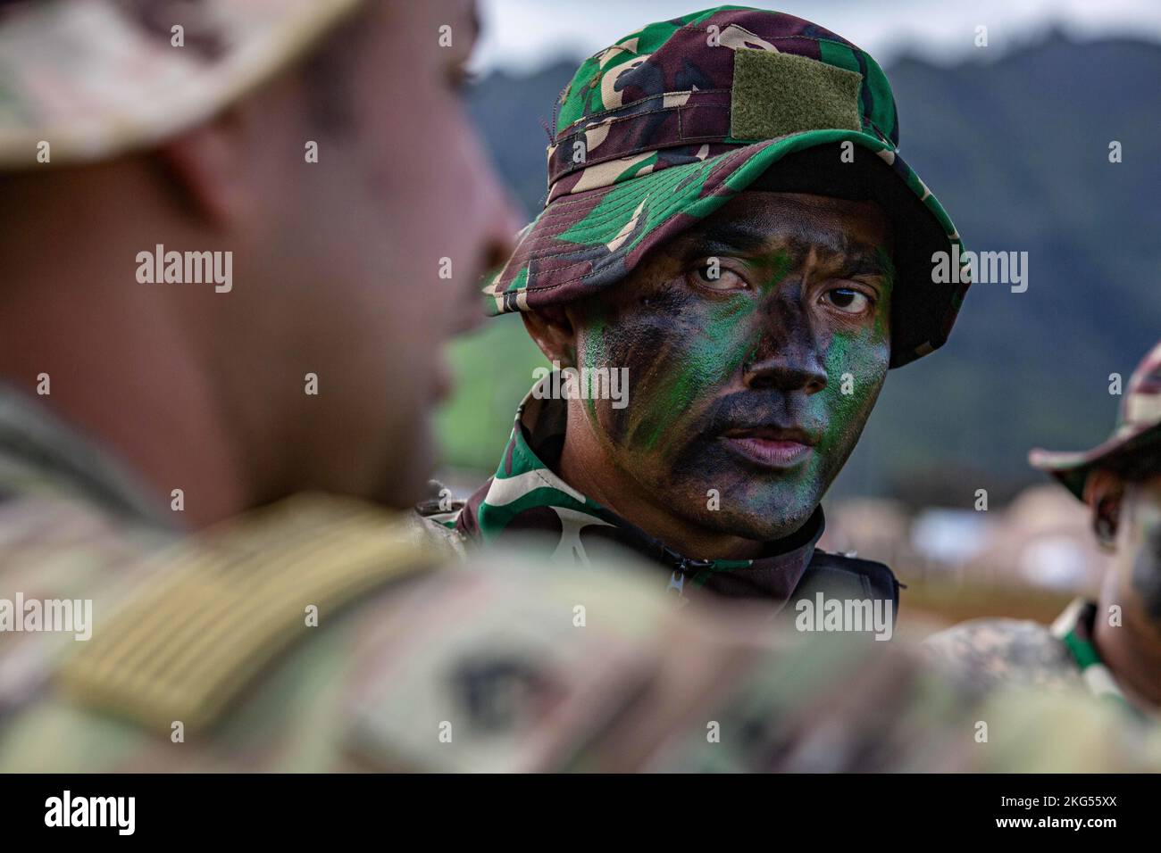 Una squadra di manovra Soldato della Società assegnato all'esercito indonesiano Tentara Nazionale Indonesia Angkatan Darat (TNI-ad) 127th Batallion, riceve istruzione durante un esercizio presso Joint Pacific Multinational Readiness Center Rotation (JPMRC) 23-01 presso Schofield Barracks, Hawaii, 30 ottobre 2022. Le truppe dell'esercito indonesiano TNI-ad e della Brigata di assistenza delle forze di sicurezza 5th lavoreranno di pari passo durante la durata del JPMRC per ricevere una formazione realistica e rafforzare le relazioni tra gli Stati Uniti e le altre forze partner in tutto l'Indo-Pacifico. Foto Stock