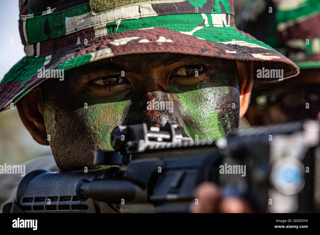 Un soldato della Società di squadra di manovra, assegnato all'esercito indonesiano Tentara Nazionale Indonesia Angkatan Darat (TNI-ad) 127th Batallion, si concentra su un obiettivo durante un esercizio al Joint Pacific Multinational Readiness Center Rotation (JPMRC) 23-01 presso Schofield Barracks, Hawaii, 30 ottobre 2022. Le truppe dell'esercito indonesiano TNI-ad e della Brigata di assistenza delle forze di sicurezza 5th lavoreranno di pari passo durante la durata del JPMRC per ricevere una formazione realistica e rafforzare le relazioni tra gli Stati Uniti e le altre forze partner in tutto l'Indo-Pacifico Foto Stock