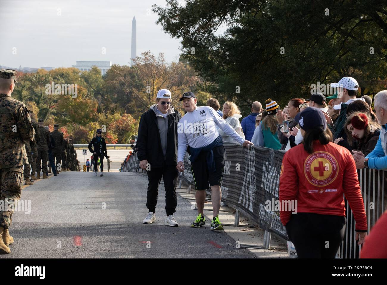 Jan F. Goralski, di Plano, TX, corre nella gara di Maratona 10K del corpo Marino 47th il 30 ottobre 2022, Arlington, VA. Il MCM10K è ospitato lo stesso giorno della Maratona del corpo Marino, con l'inizio della gara presso il National Mall. Corridori di tutti i livelli hanno partecipato al MCM10K; questo particolare corso ha fornito MCM mano-ciclisti corsie a sinistra con le scorte di polizia. Foto Stock