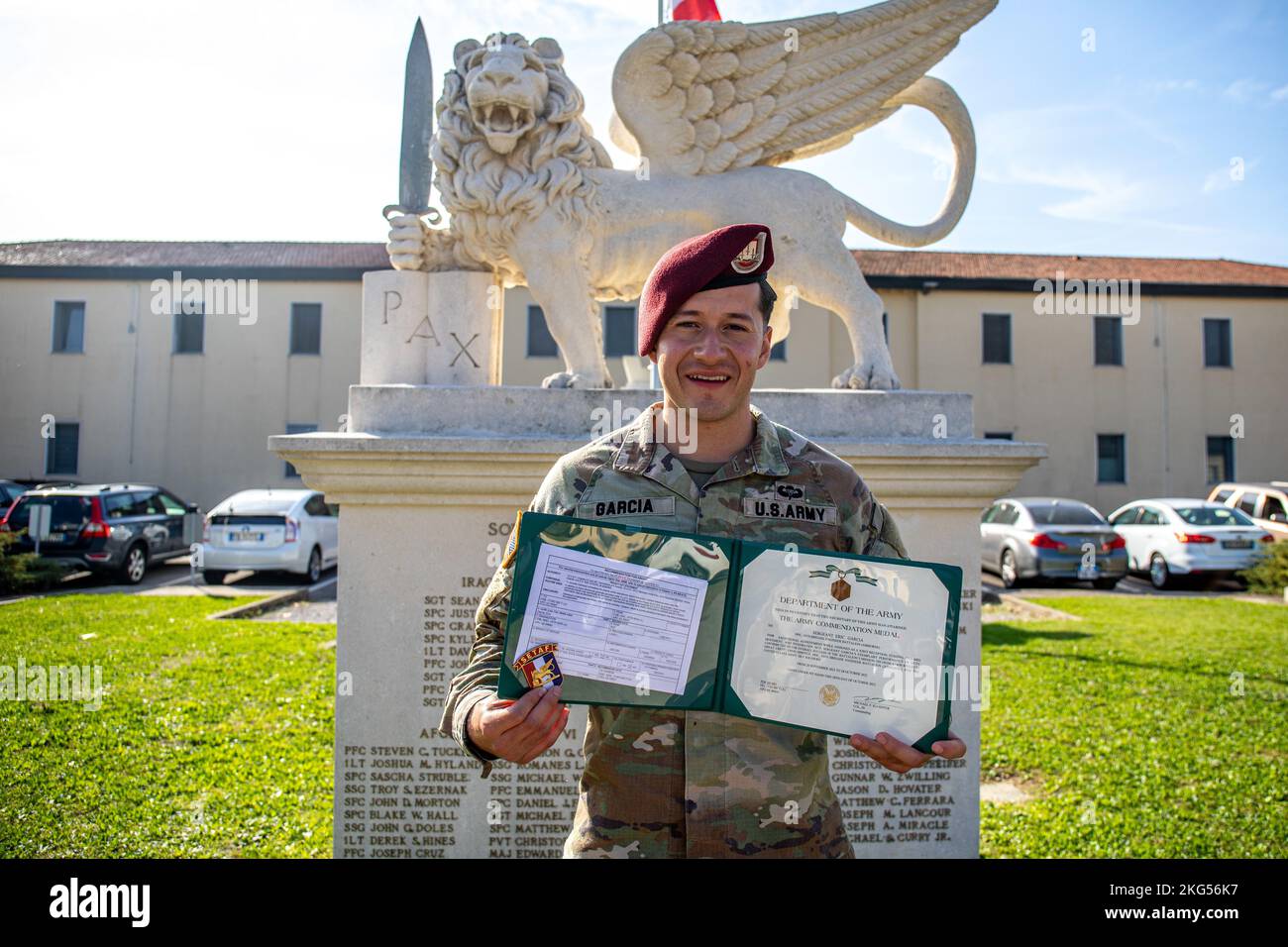 SGT. Eric Garcia, 173rd squadra di combattimento della Brigata di trasporto aereo, riceve la Medaglia dell'Esercito e la Task Force dell'Europa Meridionale, il Coin del Comandante dell'Africa durante la cerimonia di riconoscimento del Comandante pronto e resiliente Guerriero del Consiglio su Caserma Ederle, Vicenza, 31 ottobre 2022. Garcia è stato scelto dal suo comando per essere riconosciuto per i suoi sforzi con il programma di sponsorizzazione 173rd.(US Army photo by SPC. Semaj Johnson) Foto Stock