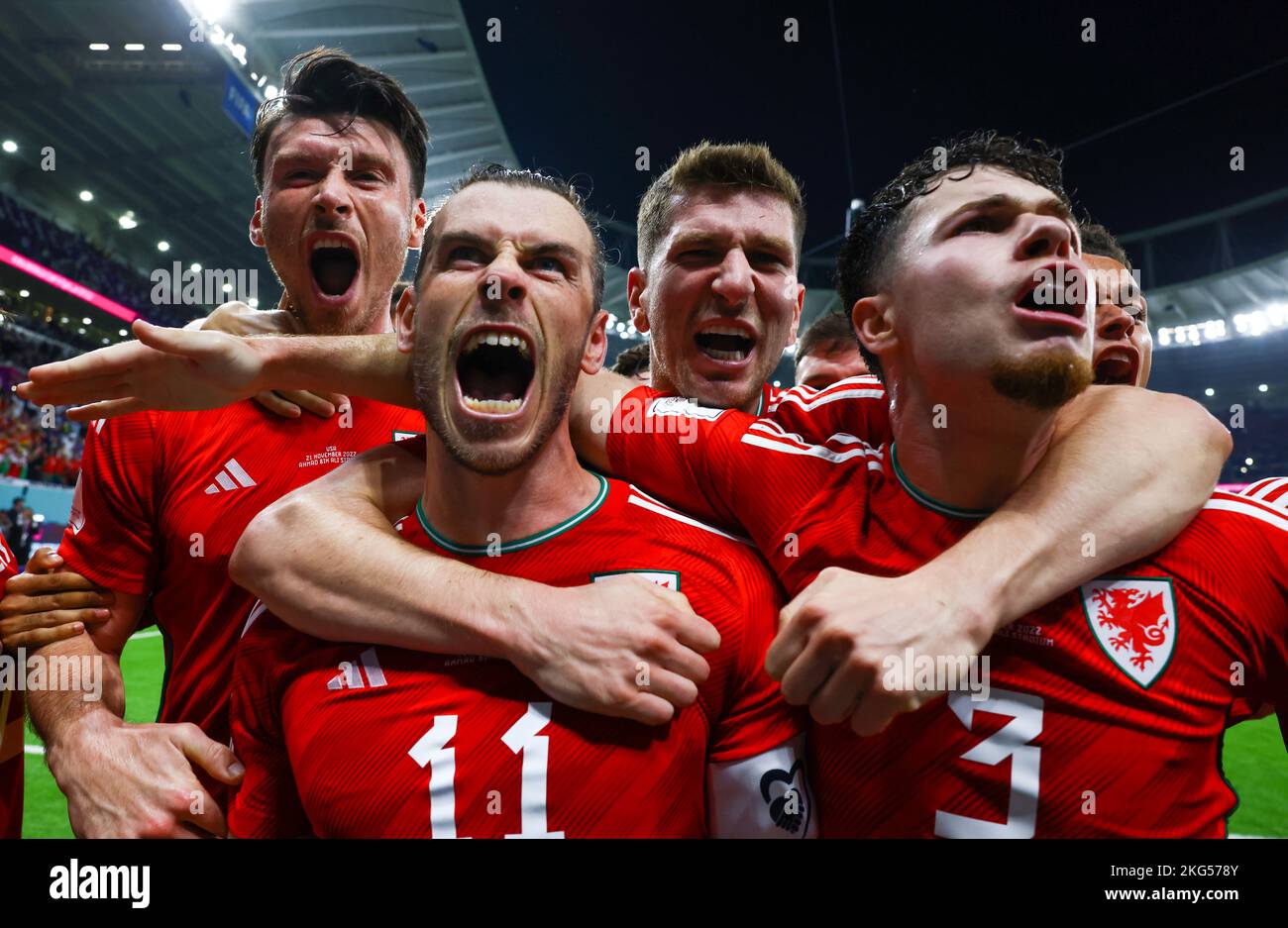 Al Rayyan, Qatar. 21st Nov 2022. Gareth Bale of Wales festeggia il raggiungimento dell'obiettivo di equalizzazione durante la partita di Coppa del mondo FIFA allo stadio al Rayyan, al Rayyan. Il credito per le immagini dovrebbe essere: David Klein/Sportimage Credit: Sportimage/Alamy Live News Foto Stock