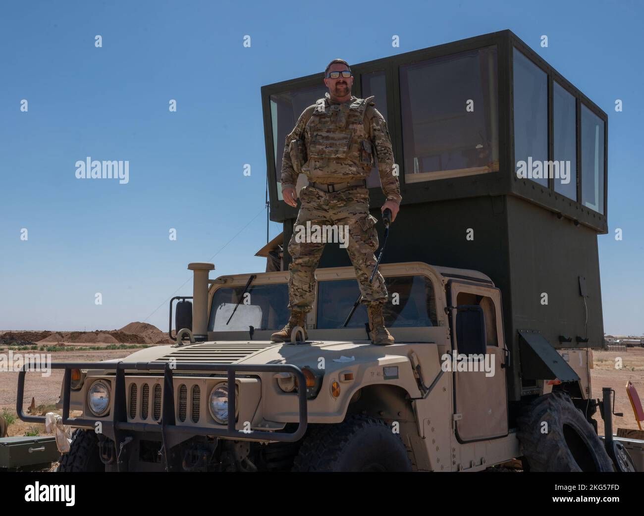 BASE AEREA 201, Niger - U.S. Air Force Tech. SGT. Cory Dodge è il supervisore del controllo del traffico aereo con il volo 409th Air Expeditionary Group Airfield Operations alla base aerea 201 in Niger, 31 ottobre 2022. Dodge è responsabile del passaggio sicuro di tutto il traffico aereo che si sposta da e verso AB 201. Foto Stock