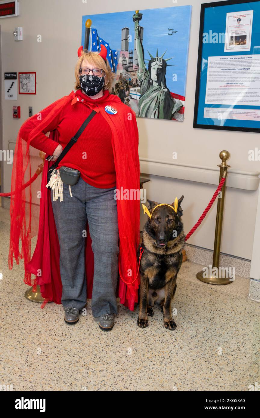 Il WRNMMC Facility Dogs ha celebrato Halloween il 31 ottobre 2022 al Walter Reed National Military Medical Center vestendo e visitando il centro medico, salutando brevetti, visitatori e personale. Alla fine arrivarono al Military Advance Training Center (MATC) situato nella zona America (Bldg. 19) dove hanno salutato i pazienti e il personale che si è vestito anche per l'occasione. SPC dell'esercito. Jake Simmons, vestito come LT Dan da “Forest Gump”, passò un po’ di tempo di qualità con Sully, vestito come Capitano America. Marine Sgt. Tyler Vargas-Andrews vestito come cavaliere Jedi (non ha detto quale Foto Stock