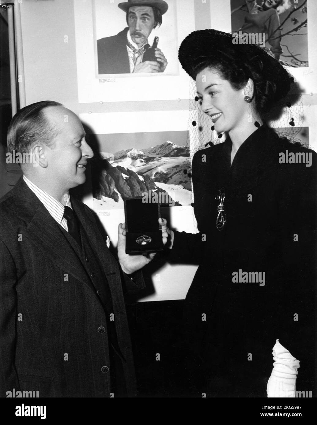 ROSALIND RUSSELL presenta Still Photographer MERRITT SIBBOLD con la prima Medaglia per la migliore produzione pittorica ancora presso lo studio annuale Stillman's display di Hollywood alla Motion Picture Academy nel 1941 Pubblicità per Metro Goldwyn Mayer Foto Stock