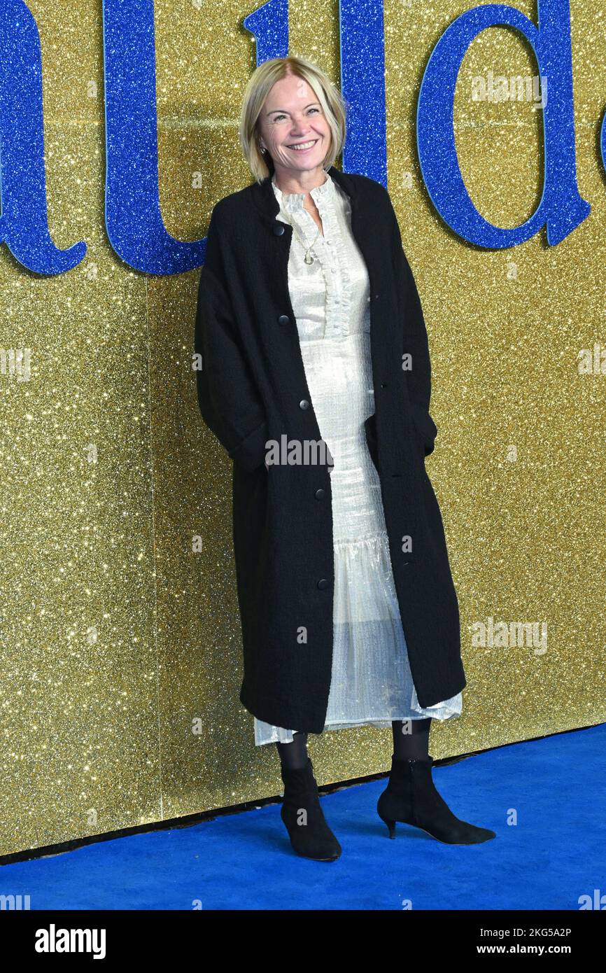 Londra, Regno Unito - 21 novembre 2022 Mariella Frostrup al Gala inglese Screening di Roald DahlÕs Matilda The Musical al Curzon Mayfair, Londra. Una nuova versione del musical Tony and Olivier, il film racconta la storia di una ragazza straordinaria, con una vivida immaginazione, che osa prendere posizione per cambiare la sua storia con risultati miracolosi. Credit: Nils Jorgensen/Alamy Live News Foto Stock