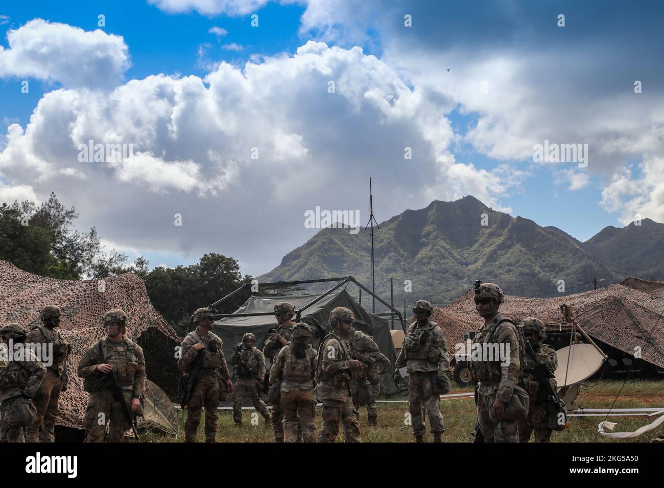 I soldati dell'esercito degli Stati Uniti del Battaglione di supporto di 524th divisione, 25th Brigata di sostegno, 25th divisione di fanteria, stanno conducendo la formazione medica di evacuazione durante la formazione del Joint Pacific Multinational Readiness Center (JPMRC) sulle caserme di Schofield, Hawaii, il 31 ottobre 2022. JPMRC 23-01 è un centro regionale di addestramento al combattimento (CTC) a rotazione che costruisce la preparazione al combattimento nella divisione del Pacifico dell'America ed è un modo chiave in cui le forze dell'esercito si impegnano in un ambiente congiunto con i nostri alleati e partner regionali. Foto Stock