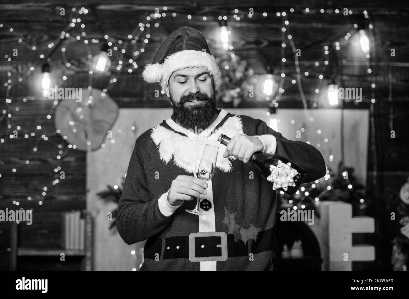 Siate felici. bottiglia di champagne babbo natale. celebrazione invernale. vacanze invernali. aspetta i regali di natale. Buon Natale. uomo cappello di santa. regali per il nuovo anno Foto Stock