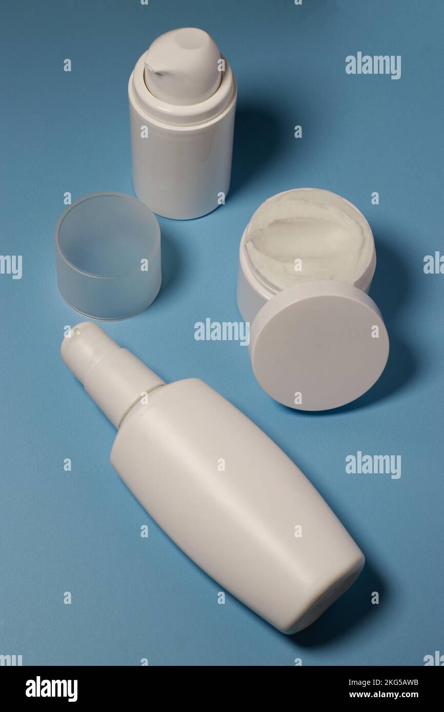 primo piano di un vaso bianco con crema su sfondo blu Foto Stock
