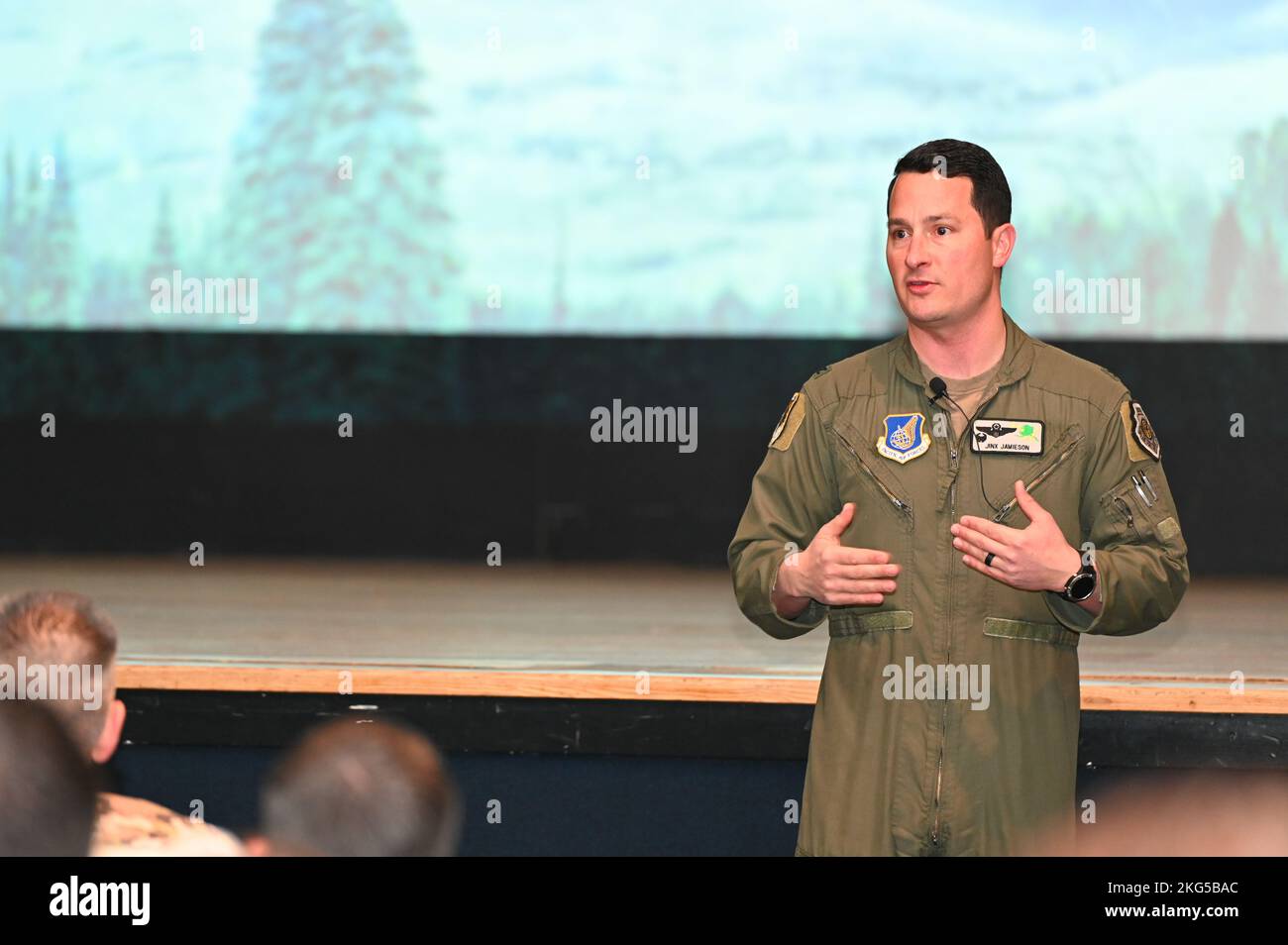 Kevin Jamieson, comandante della 3rd Wing, condivide la missione della 3rd Wing durante la sua seconda chiamata sulla Joint base Elmendorf-Richardson, Alaska, 1 novembre 2022. La missione della 3rd Wing è di sostenere e difendere gli interessi degli Stati Uniti nella regione Asia Pacifico e in tutto il mondo fornendo unità pronte per la proiezione di energia aerea in tutto il mondo e una base in grado di soddisfare i requisiti di allestimento e throughput del Pacific Command degli Stati Uniti. “L’obiettivo è quello di scoraggiare, mostrare la nostra forza per assicurarsi che i nostri avversari sappiano che abbiamo la capacità di contarci Foto Stock