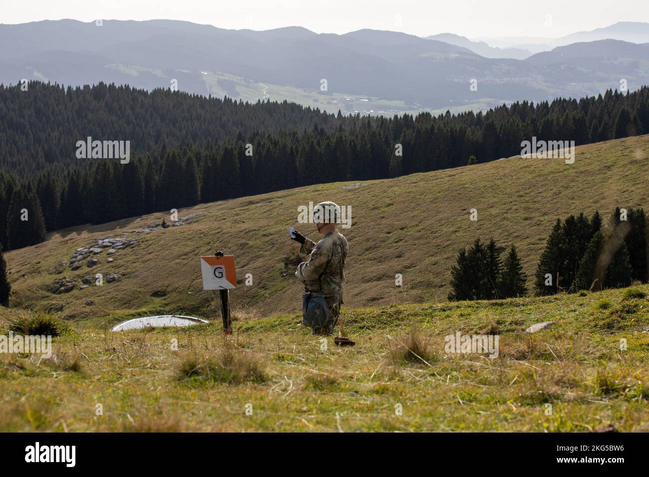 1st il Lt. Liam McNeil, assegnato alla US Army Southern European Task Force, Africa (SETAF-AF), trova con successo il suo primo punto durante il corso diurno di navigazione terrestre durante la formazione Expert Soldier Badge (ESB) ad Asiago, Italia, 31 ottobre 2022. L'ESB è un badge delle competenze speciali dell'esercito degli Stati Uniti che viene assegnato al personale militare dell'Organizzazione del trattato del Nord Atlantico e degli Stati Uniti che ha completato i test e non serve nelle filiali di fanteria, forze speciali o medicina. (Foto di U.S. Army staff Sgt. Luke Wilson) Foto Stock