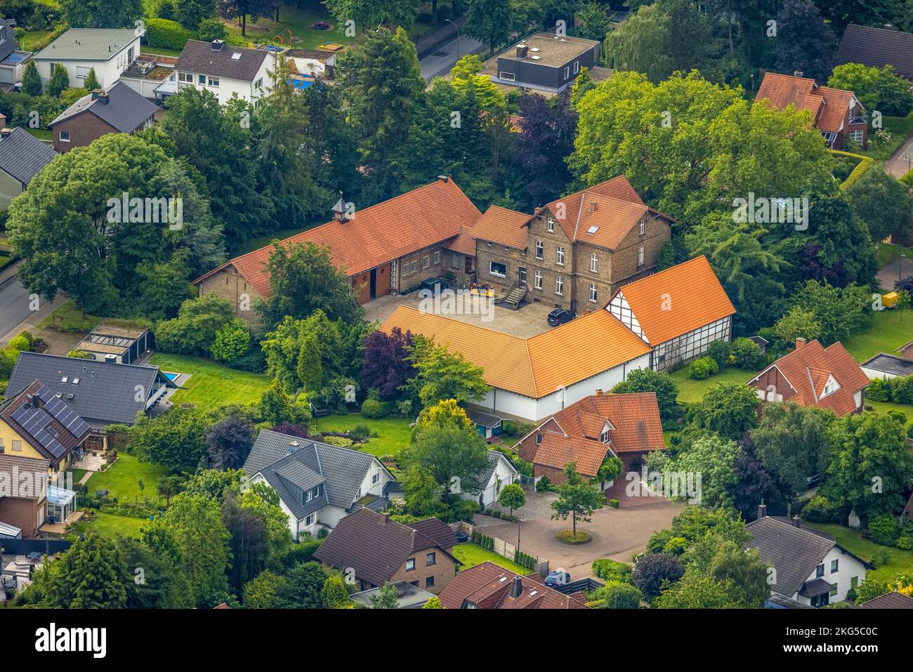 Veduta aerea, scuderie di allevamento di cavalli Karl Lambardt, giardino del monastero, Rhynern, Hamm, zona della Ruhr, Nord Reno-Westfalia, Germania, DE, Europa, antenna pho Foto Stock