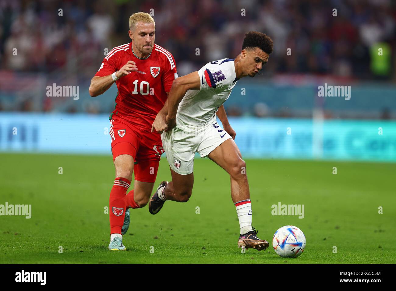 Doha, Qatar. 21st Nov 2022. Antonee Robinson (R) degli Stati Uniti in azione con Aaron Ramsey del Galles durante la partita di Coppa del mondo FIFA 2022 del Gruppo B allo stadio Ahmad Bin Ali di Doha, in Qatar, il 21 novembre 2022. Foto di Chris Brunskill/UPI Credit: UPI/Alamy Live News Foto Stock