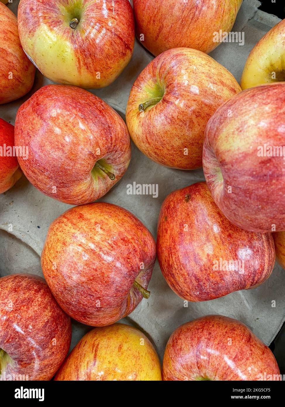 Mele rosse di fondo, mele in tavola, mele biologiche, frutta sana Foto Stock