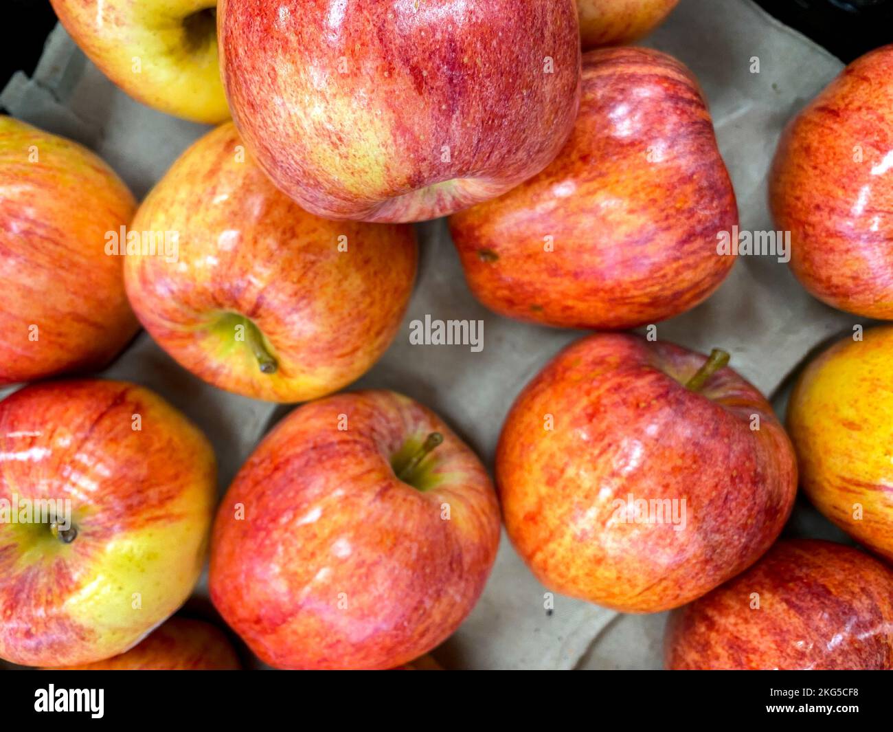 Mele rosse di fondo, mele in tavola, mele biologiche, frutta sana Foto Stock