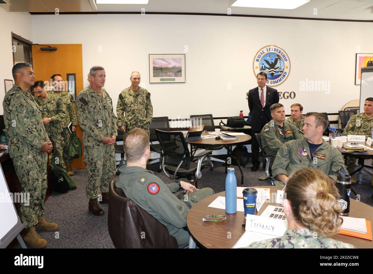 ADM posteriore. Pete Garvin, Center, Commander, Naval Education and Training Command (NETC), parla al corso di Leadership intermedio presso il Navy Leadership and Ethics Command di San Diego come parte di una visita alla zona di San Diego NETC Commands, 31 ottobre 2022. La missione DI NETC è reclutare, addestrare e consegnare coloro che servono la nostra nazione, portandoli da strada a flotta trasformando i civili in combattenti da guerra altamente qualificati, operativi e pronti a combattere. Foto Stock