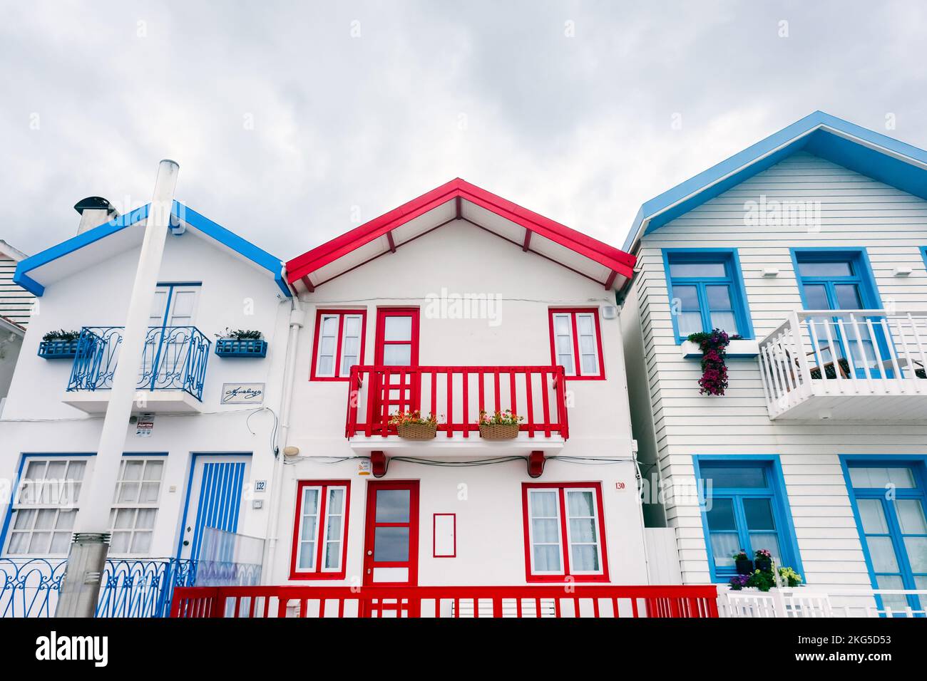 Vista sulla strada con le tipiche case a strisce colorate chiamate Palheiros. Costa Nova do Prado è un villaggio turistico sulla costa atlantica vicino ad Aveiro. Foto Stock