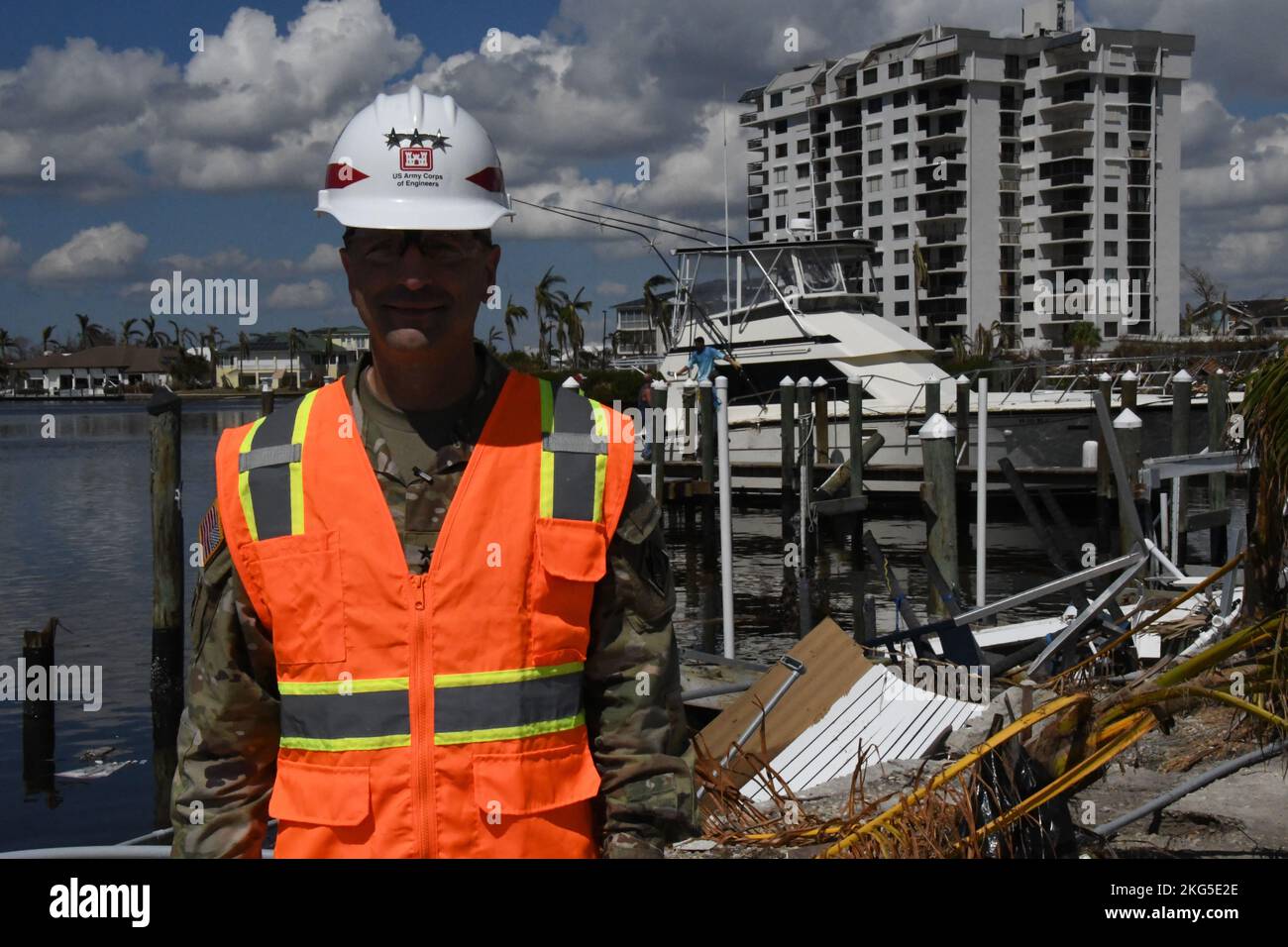 Il capo degli ingegneri dell'esercito degli Stati Uniti 55th ha visitato la zona di Fort Myers Beach, Florida, per visitare i danni causati dall'uragano Ian, una tempesta feroce che ha colpito la costa sud-occidentale una settimana fa, scatenando una diffusa distruzione di case e aziende. Il generale Scott Spellmon, comandante del corpo degli ingegneri dell'esercito degli Stati Uniti, ha visitato il Centro operazioni di emergenza a Tallahassee, Ha fatto un giro aereo del danno dell'uragano sopra la spiaggia di Fort Myers e ha ricevuto varie briefing dal suo team di operazioni di gestione di emergenza sul supporto che il corpo degli ingegneri sta fornendo. Foto Stock