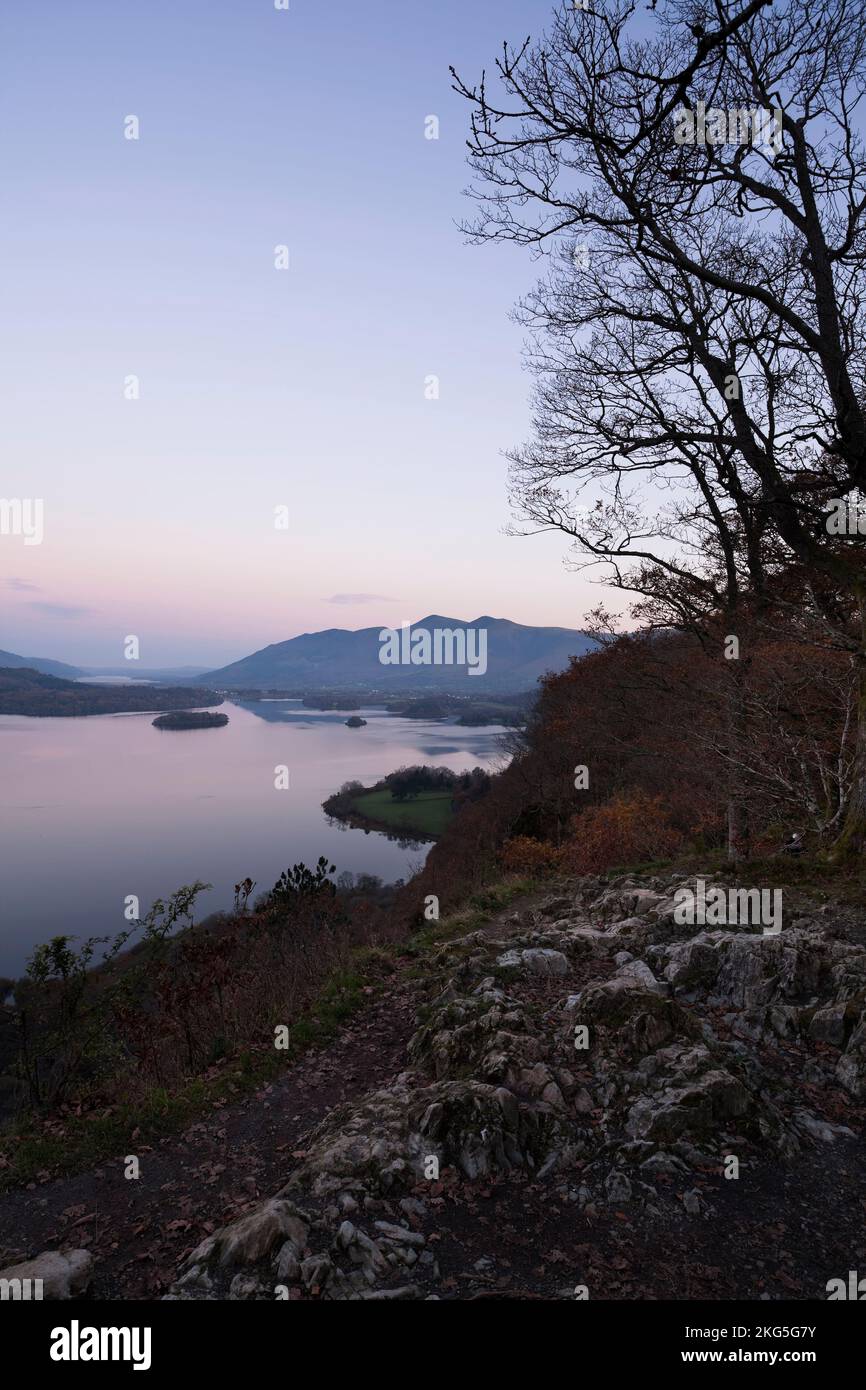 Derwent Water e Skiddaw visti da Surprise View, Lake District, Cumbria, UK. All'alba in autunno Foto Stock