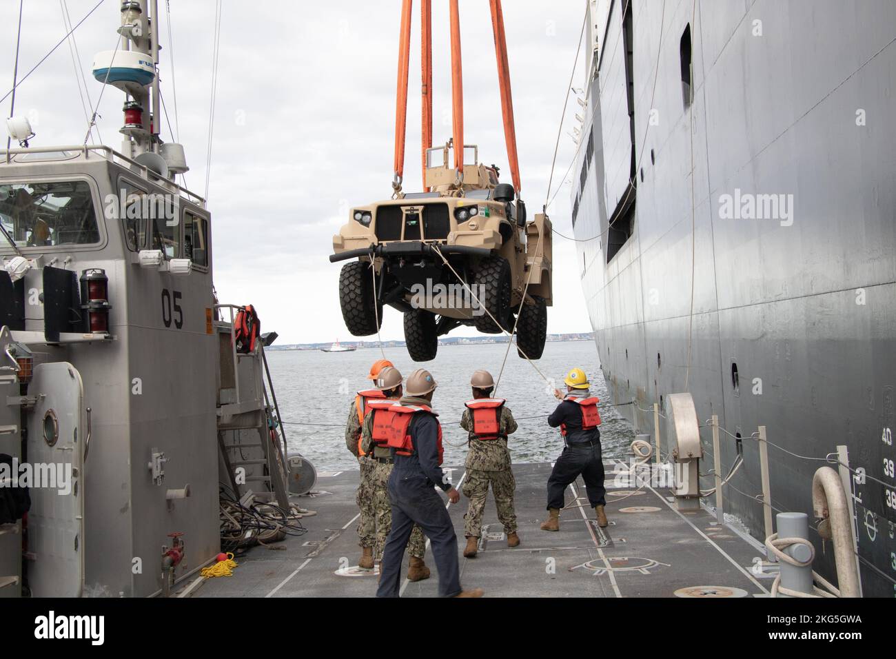 221005-N-DK042-1070 PORTO DI KUSHIRO, Giappone (5 ottobre 2022) marinai di Amphibious Construction Battalion (ACB) 1 e Navy Cargo Handling Battalion (NCHB) 1, come parte dell'elemento di supporto della Marina a sostegno dell'operazione Resolute Dragon 22, Stabilizzare un veicolo tattico leggero congiunto con le linee durante le operazioni di gru su un'imbarcazione Improved Navy Lighterage System (INLS) ormeggiata a USNS Dahl (T-AKR 312) nel porto di Kushiro, Giappone, 5 ottobre 2022. USS Benfold (DDG 65), USNS Dahl (T-AKR 312) e USNS Sacagawea (T-AKE 2) partecipano all'integrazione bilaterale congiunta con la III forza di spedizione marina ( Foto Stock